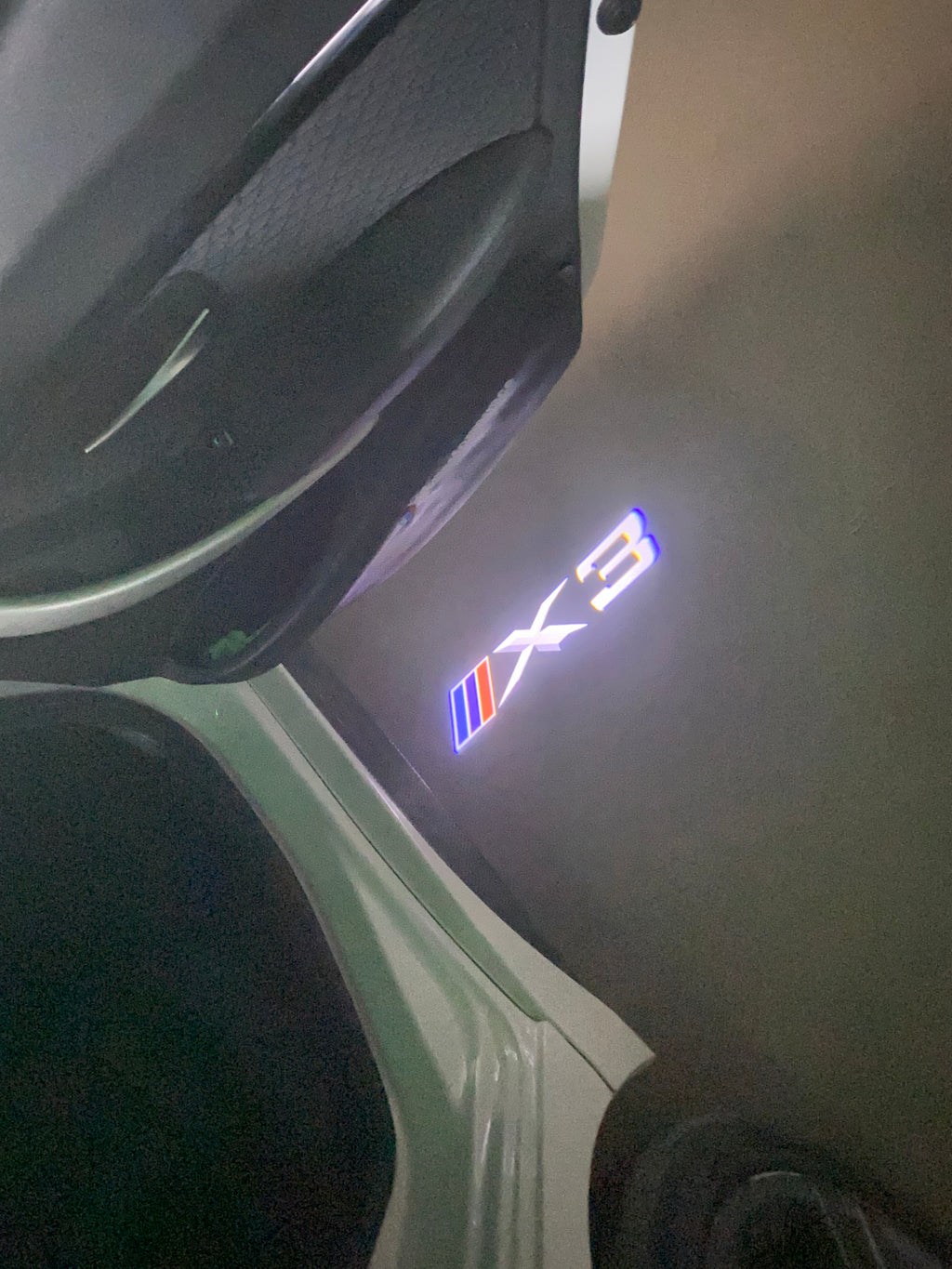 BMW M3 LOGO PROJECTOR LIGHTS Nr.24 (الكمية 1 = 1 مجموعة / 2 أضواء باب)