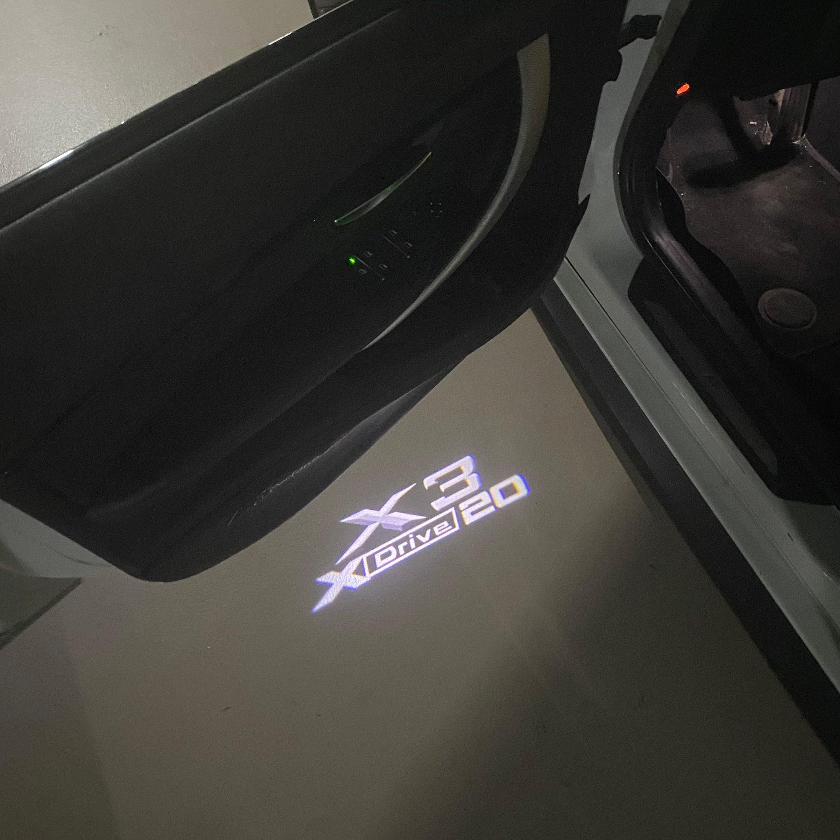 BMW M3 LOGO PROJECTOR LIGHTS Nr.24 (الكمية 1 = 1 مجموعة / 2 أضواء باب)