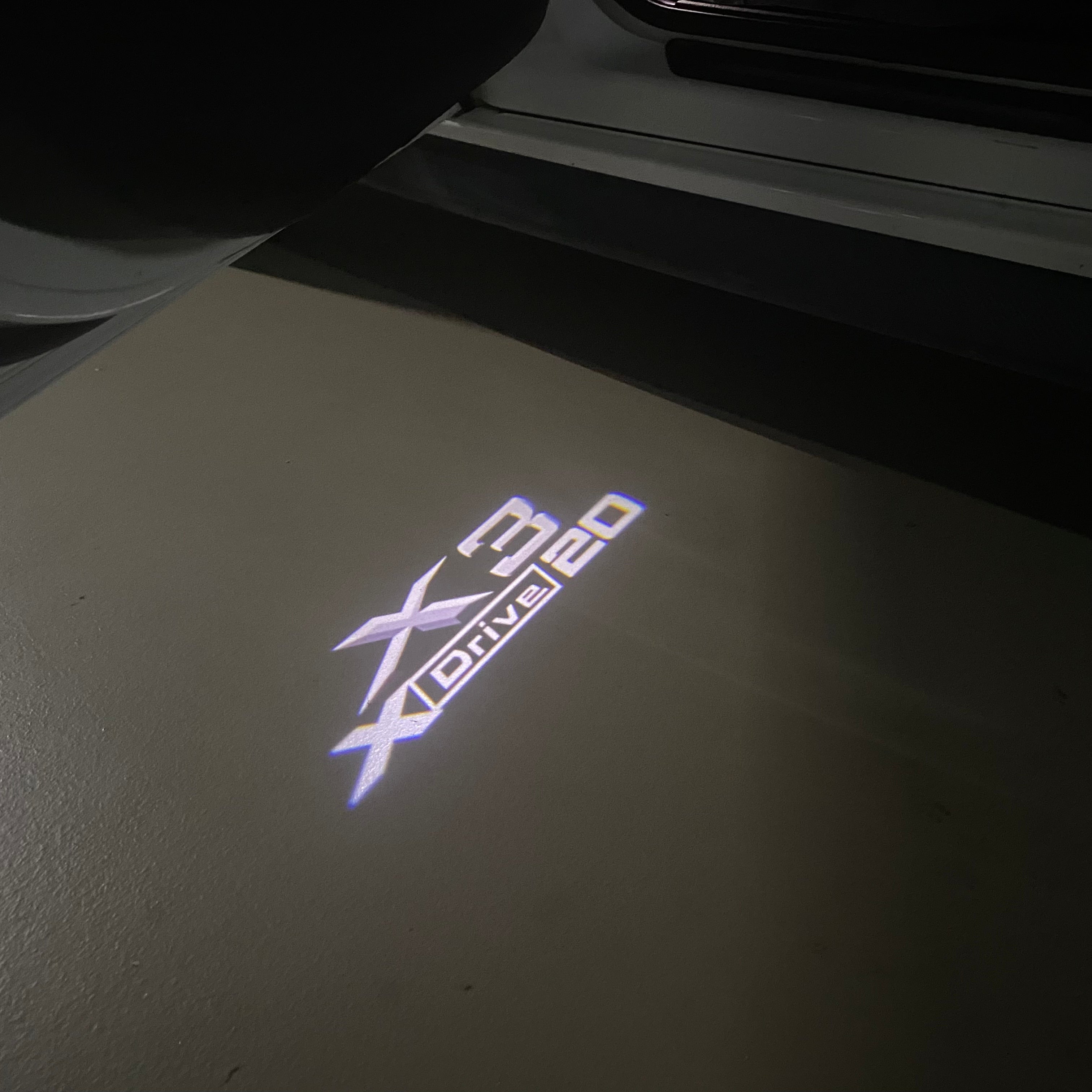 BMW M3 LOGO PROJECTOR LIGHTS Nr.24 (الكمية 1 = 1 مجموعة / 2 أضواء باب)