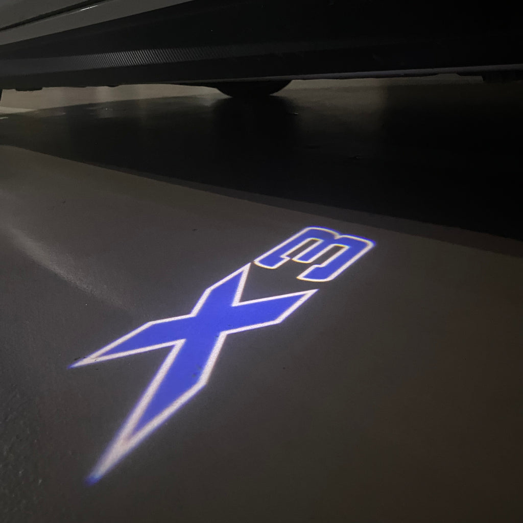 BMW M3 LOGO PROJECTOR LIGHTS Nr.24 (الكمية 1 = 1 مجموعة / 2 أضواء باب)