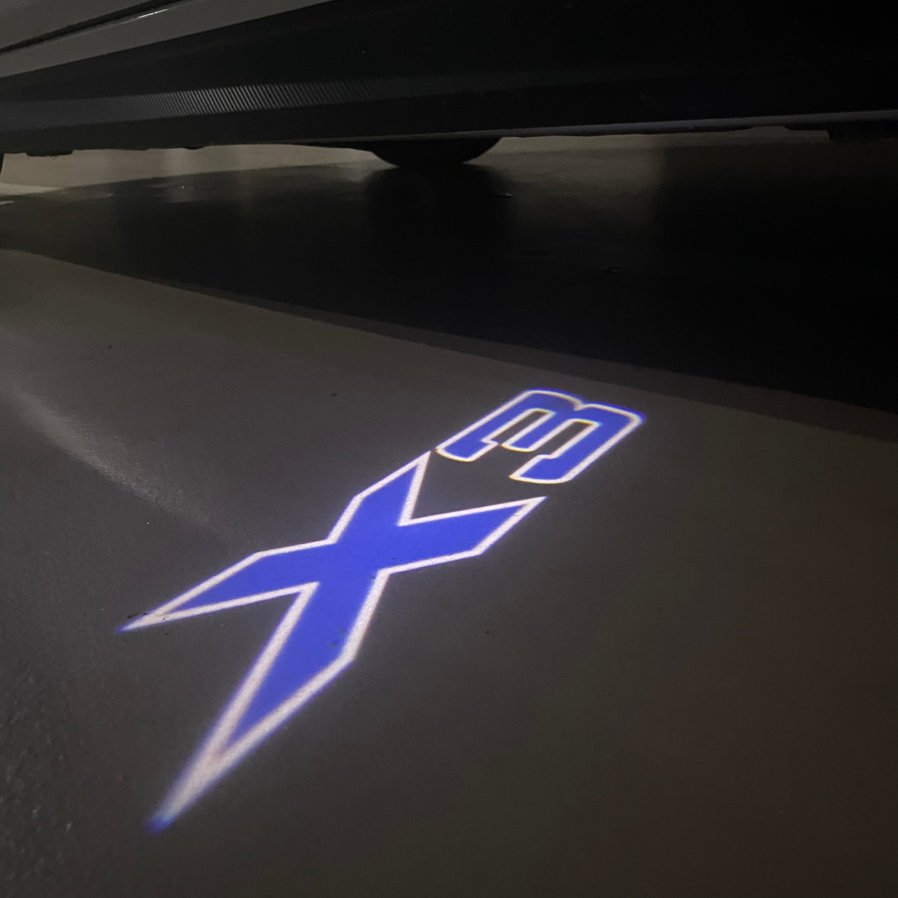 BMW M3 LOGO PROJECTOR LIGHTS Nr.24 (الكمية 1 = 1 مجموعة / 2 أضواء باب)