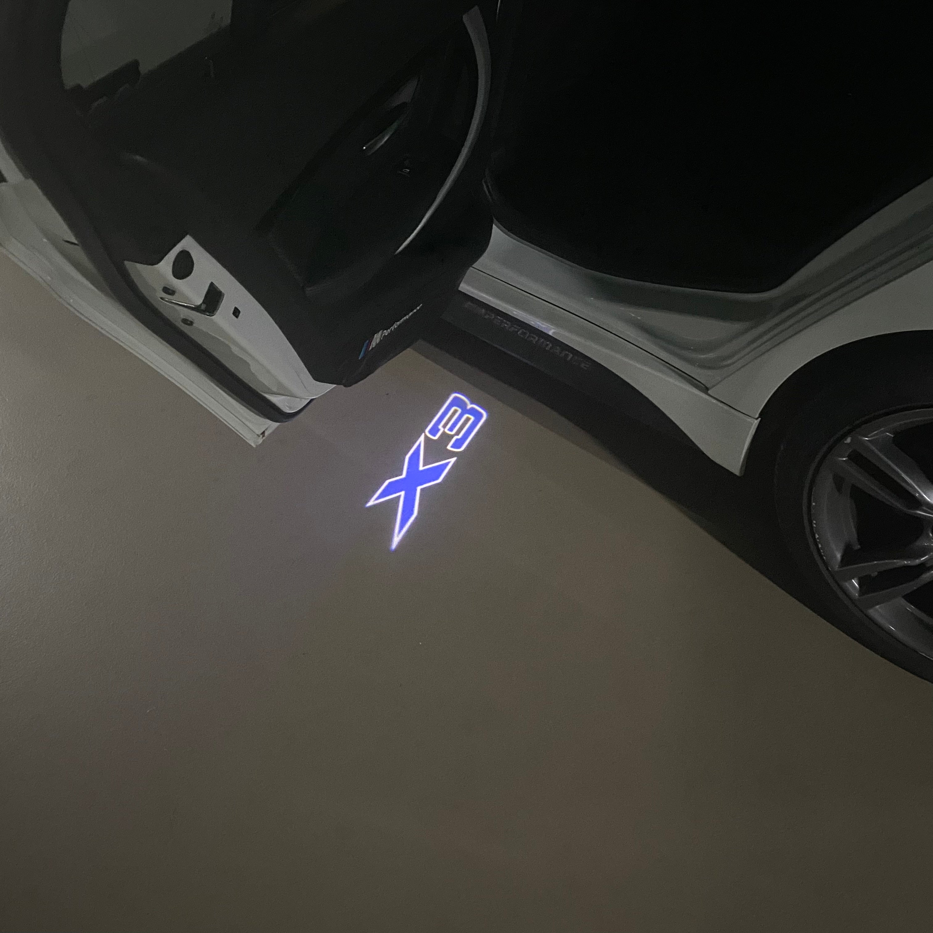 BMW M3 LOGO PROJECTOR LIGHTS Nr.24 (الكمية 1 = 1 مجموعة / 2 أضواء باب)