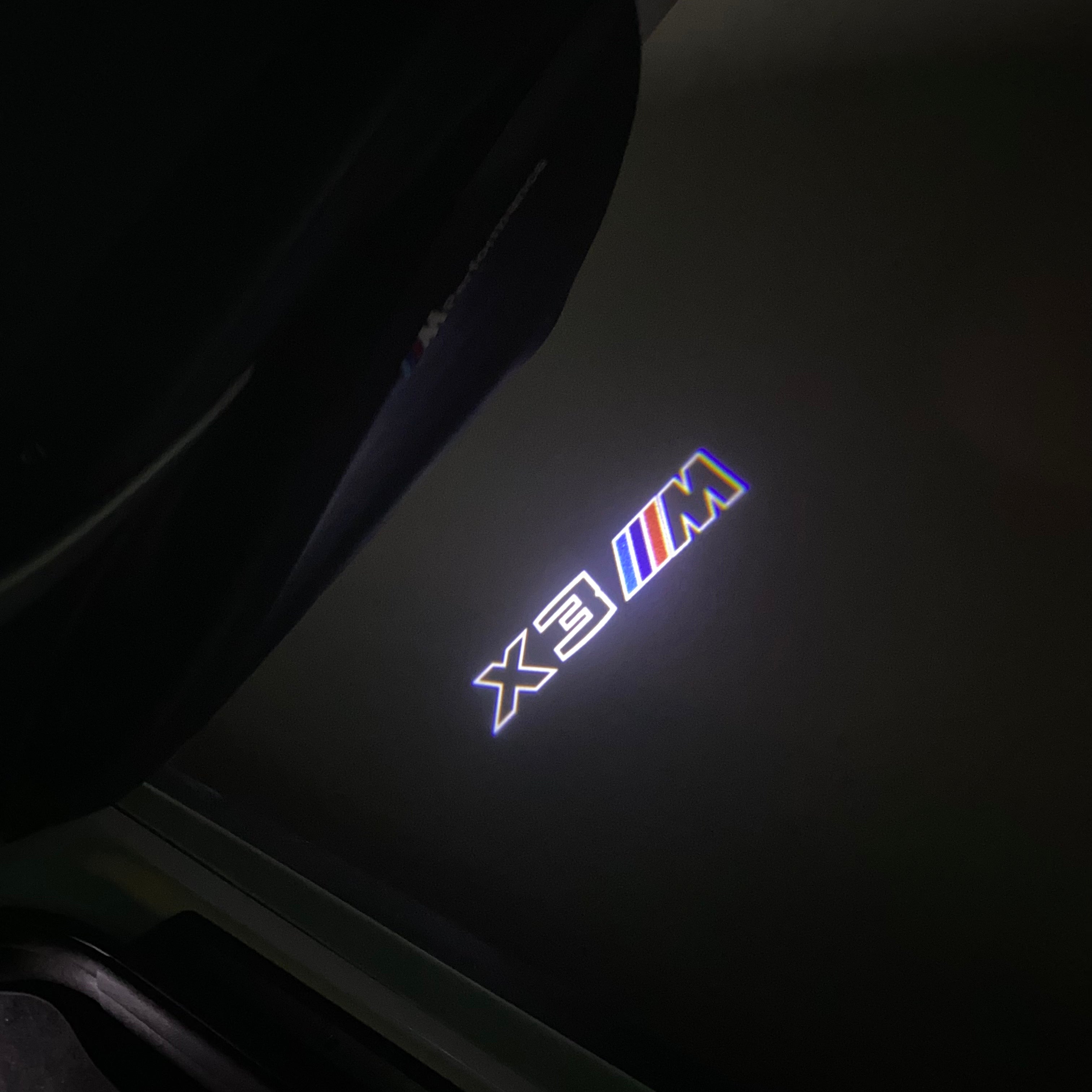 BMW M3 LOGO PROJECTOR LIGHTS Nr.24 (الكمية 1 = 1 مجموعة / 2 أضواء باب)