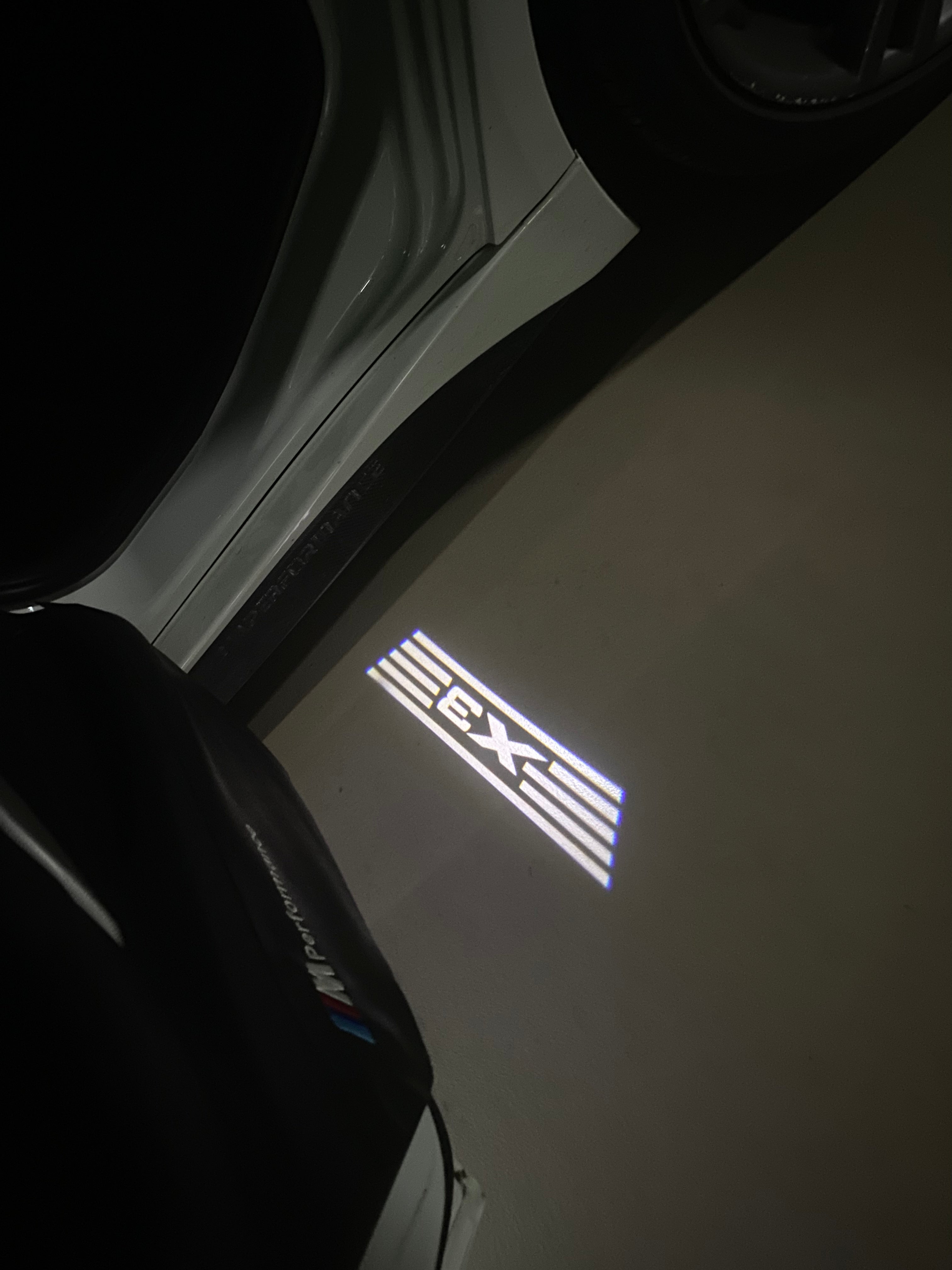 BMW M3 LOGO PROJECTOR LIGHTS Nr.24 (الكمية 1 = 1 مجموعة / 2 أضواء باب)