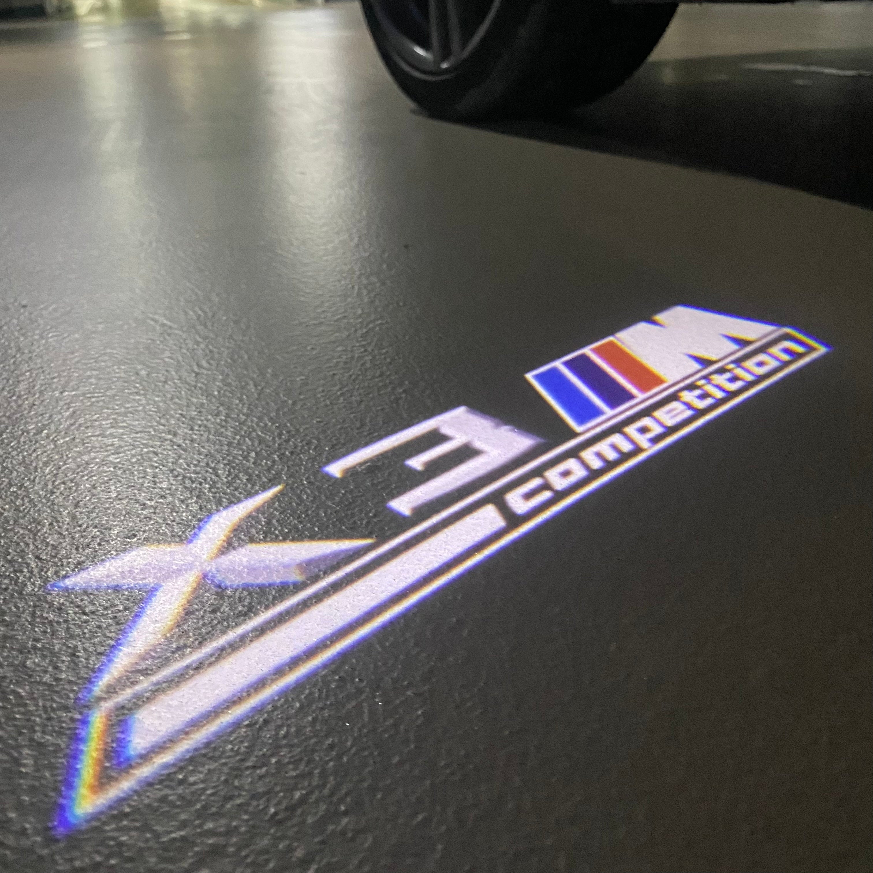 BMW M3 LOGO PROJECTOR LIGHTS Nr.24 (الكمية 1 = 1 مجموعة / 2 أضواء باب)