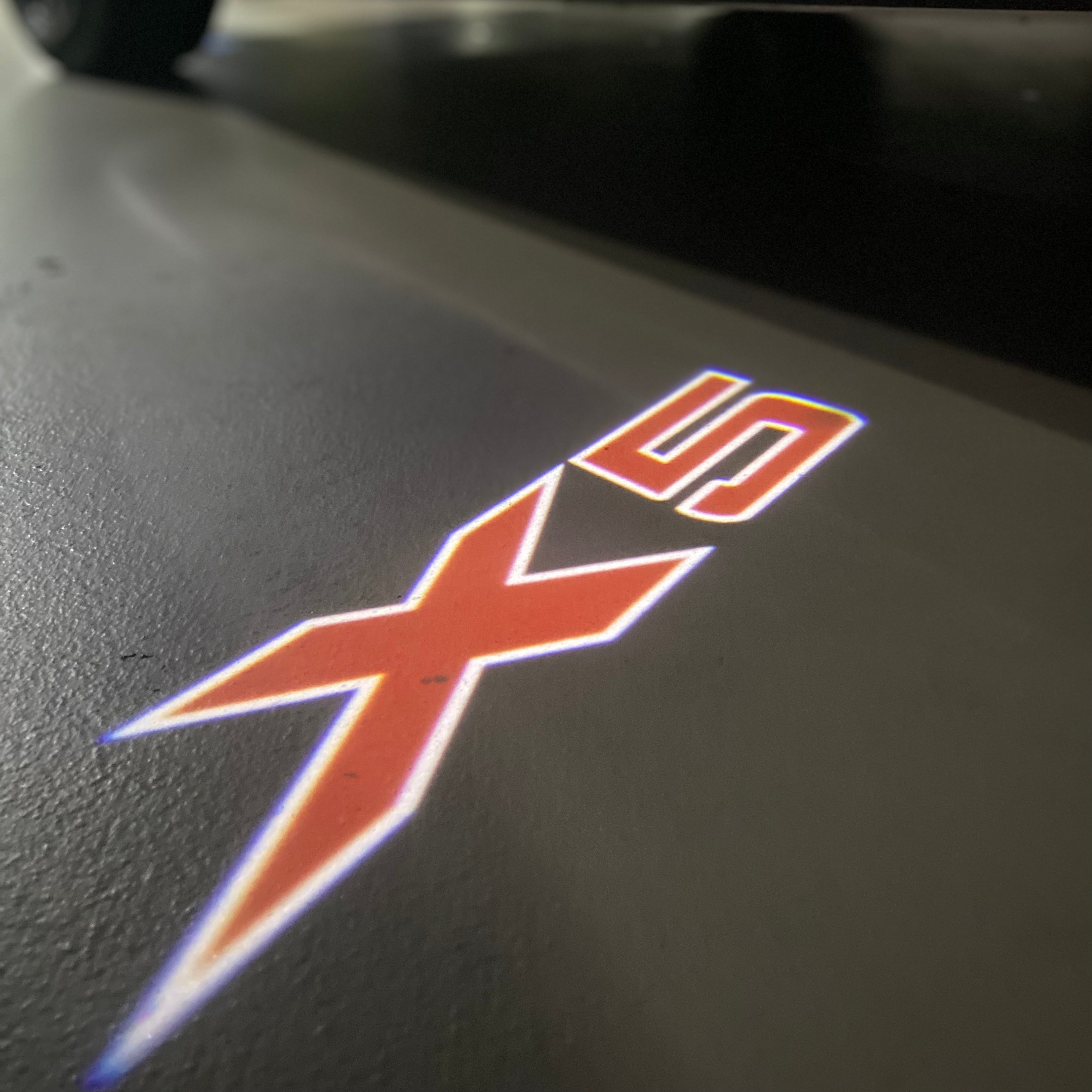 BMW M3 LOGO PROJECTOR LIGHTS Nr.24 (الكمية 1 = 1 مجموعة / 2 أضواء باب)