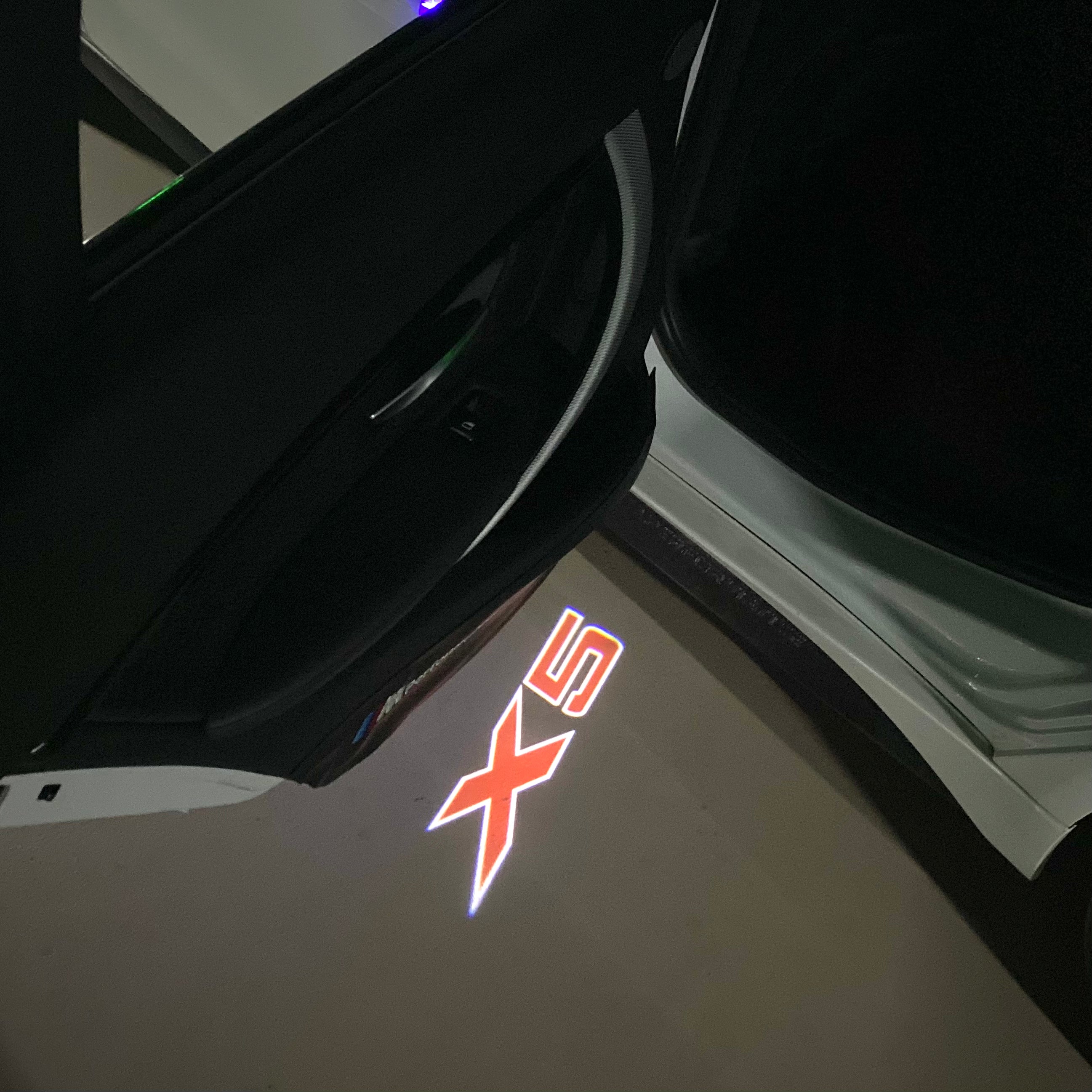 BMW M3 LOGO PROJECTOR LIGHTS Nr.24 (الكمية 1 = 1 مجموعة / 2 أضواء باب)