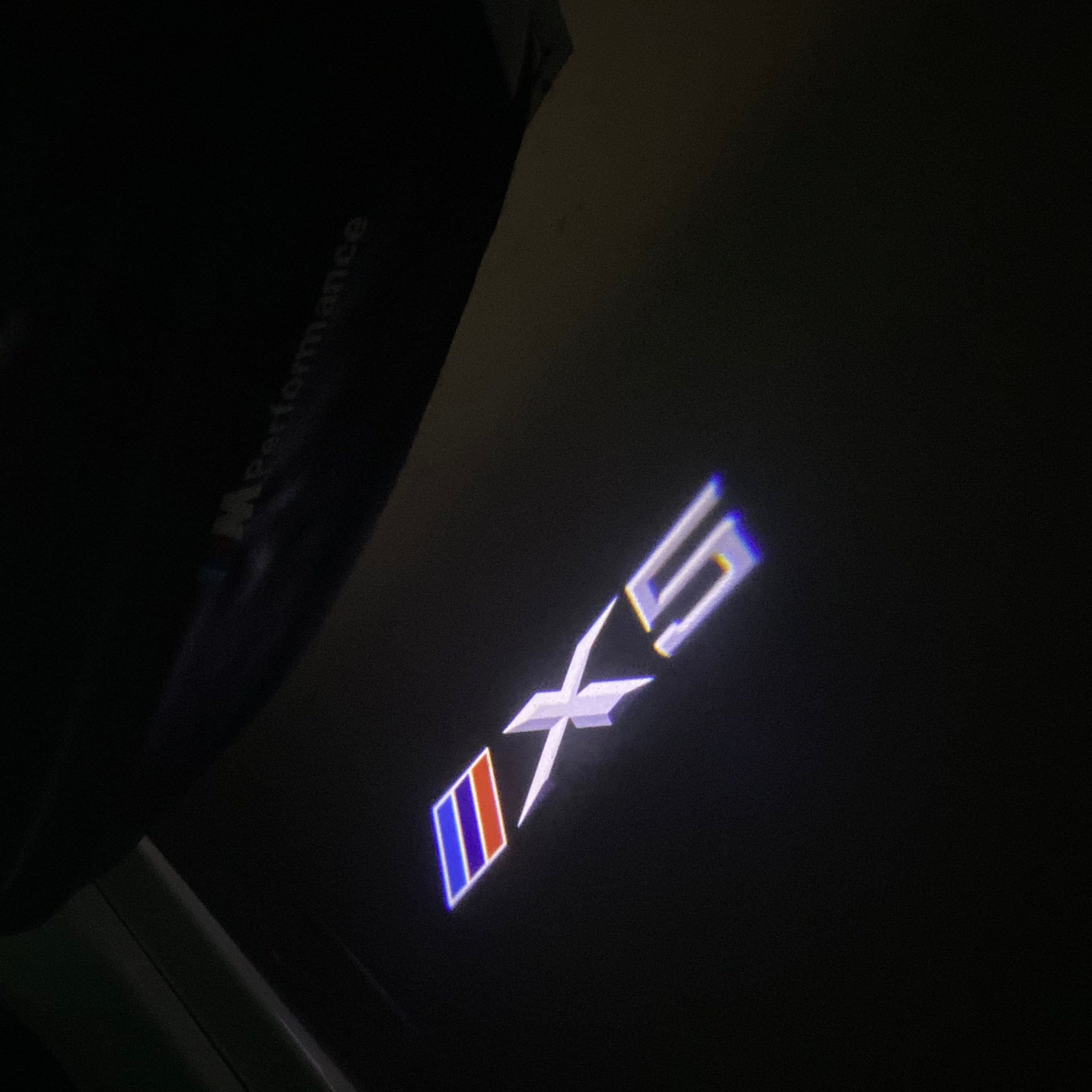 BMW M3 LOGO PROJECTOR LIGHTS Nr.24 (الكمية 1 = 1 مجموعة / 2 أضواء باب)