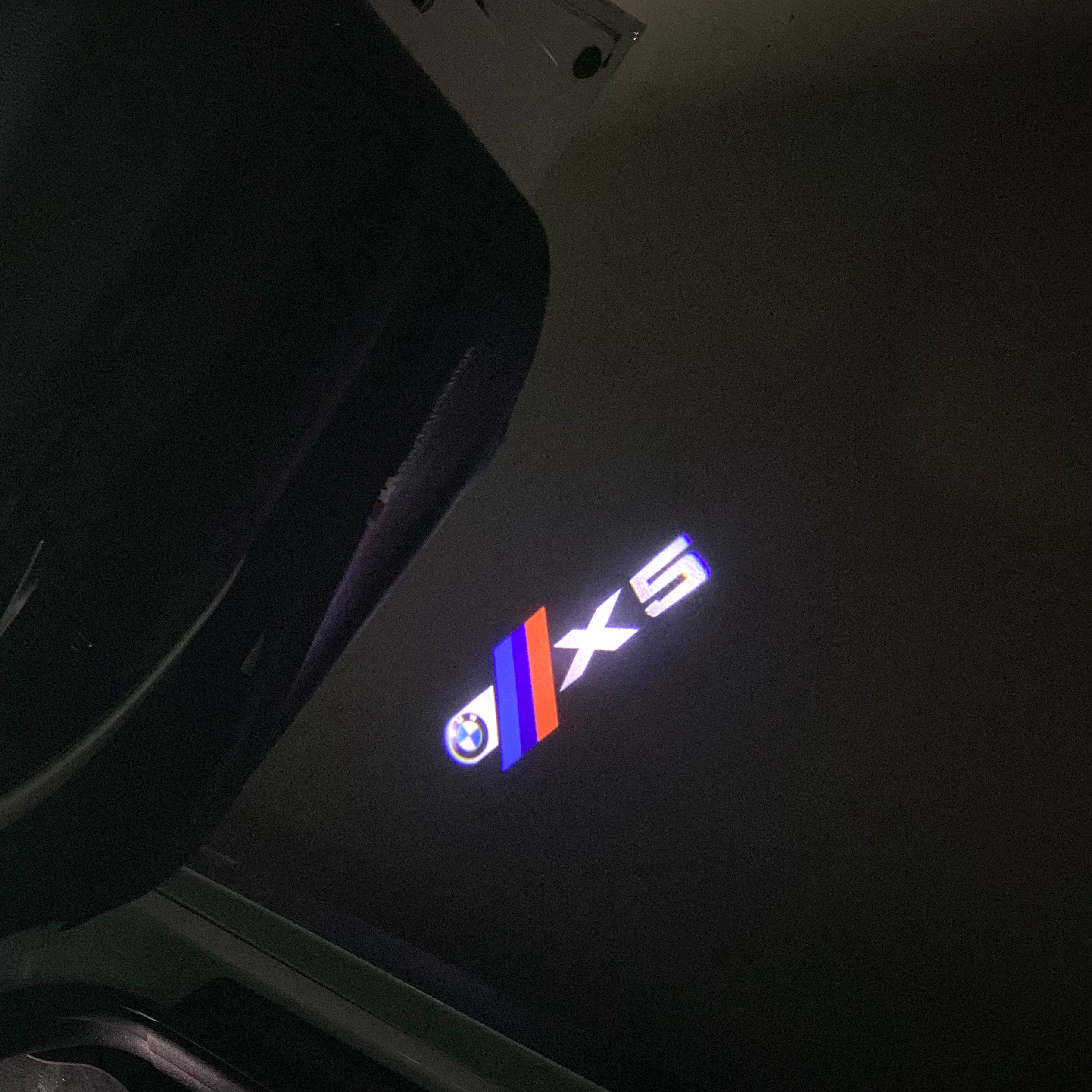 BMW M3 LOGO PROJECTOR LIGHTS Nr.24 (الكمية 1 = 1 مجموعة / 2 أضواء باب)