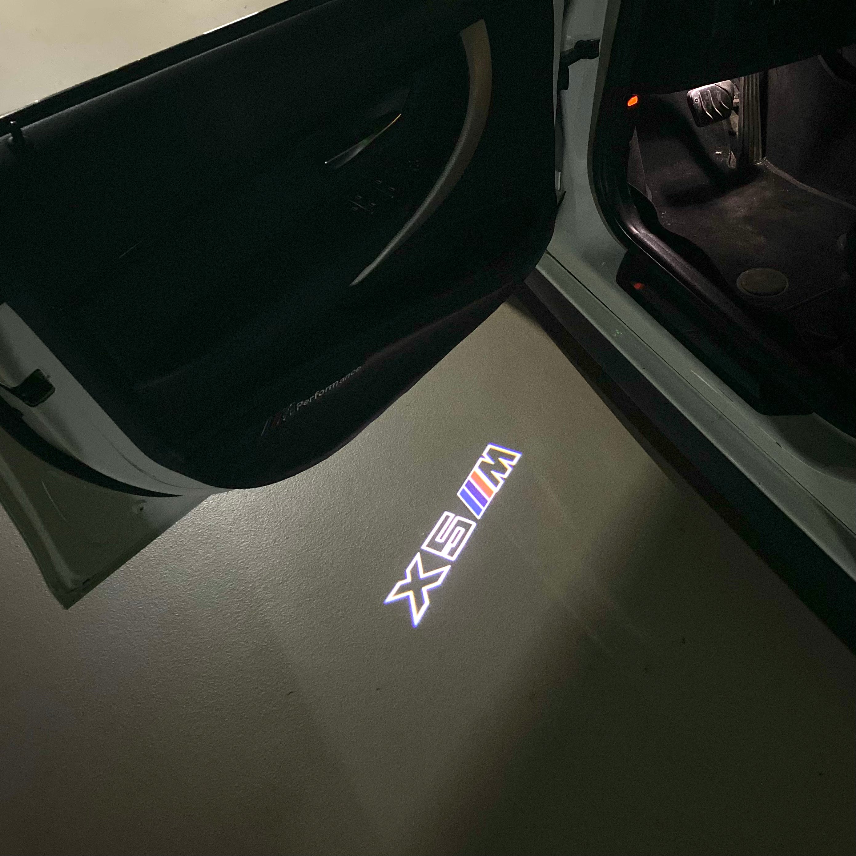 BMW M3 LOGO PROJECTOR LIGHTS Nr.24 (الكمية 1 = 1 مجموعة / 2 أضواء باب)