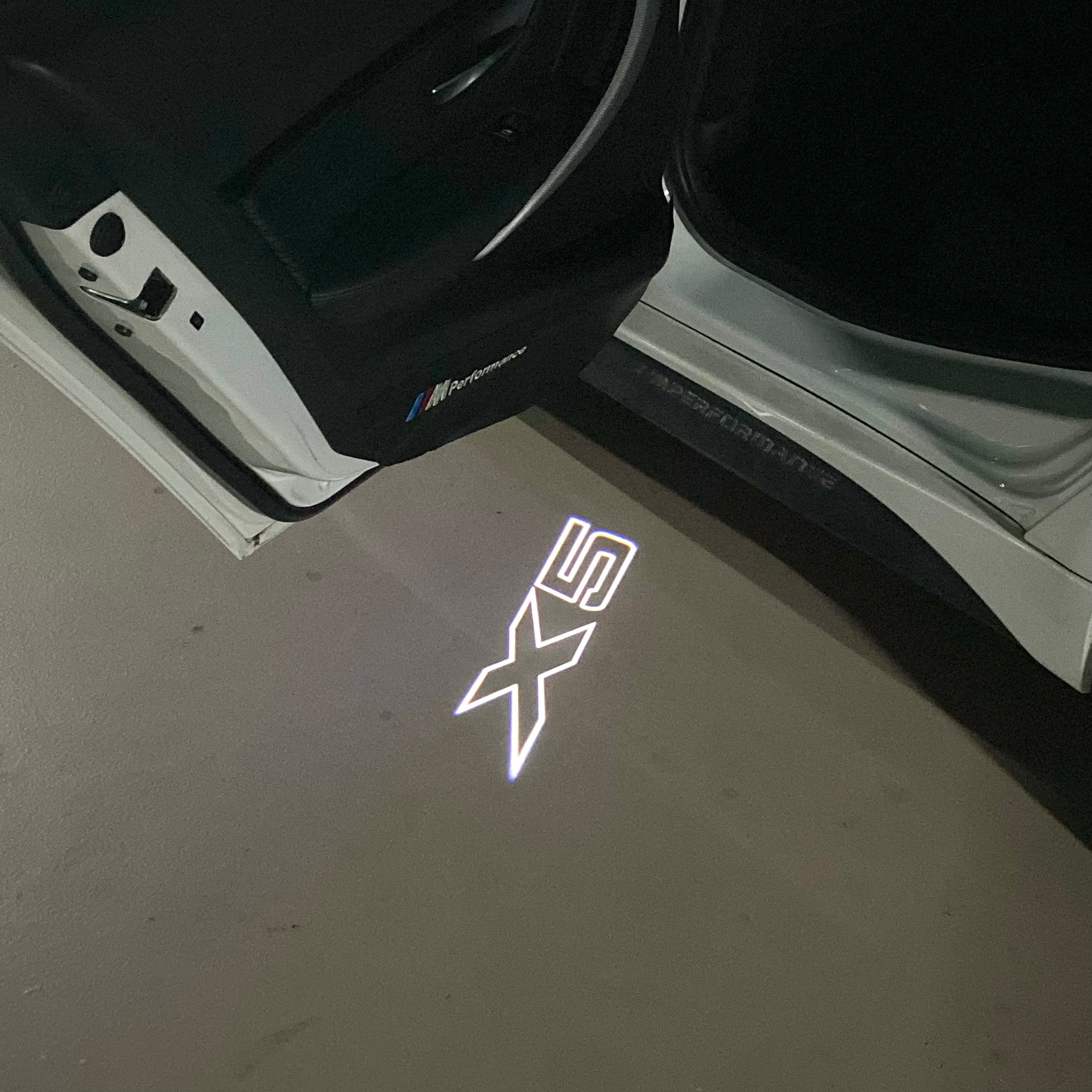 BMW M3 LOGO PROJECTOR LIGHTS Nr.24 (الكمية 1 = 1 مجموعة / 2 أضواء باب)