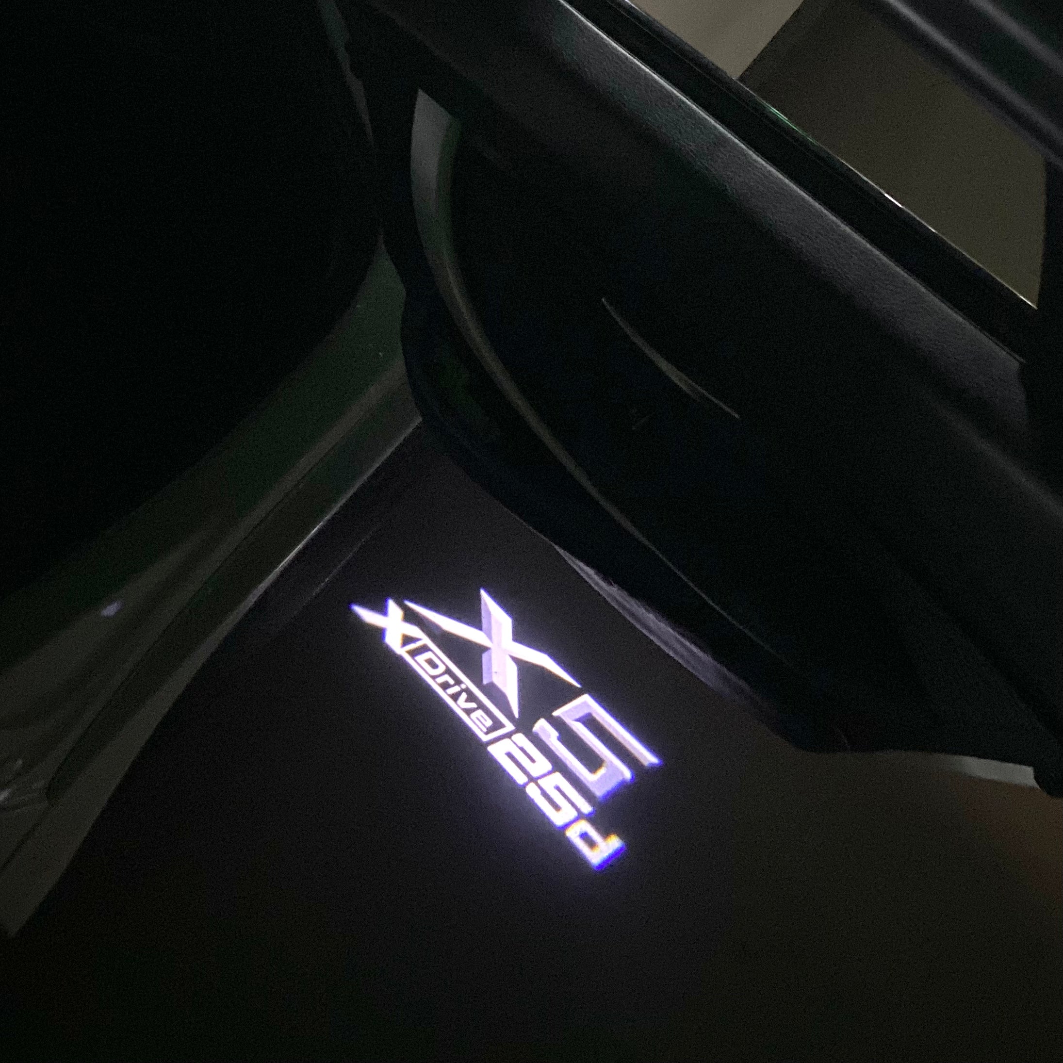 BMW M3 LOGO PROJECTOR LIGHTS Nr.24 (الكمية 1 = 1 مجموعة / 2 أضواء باب)