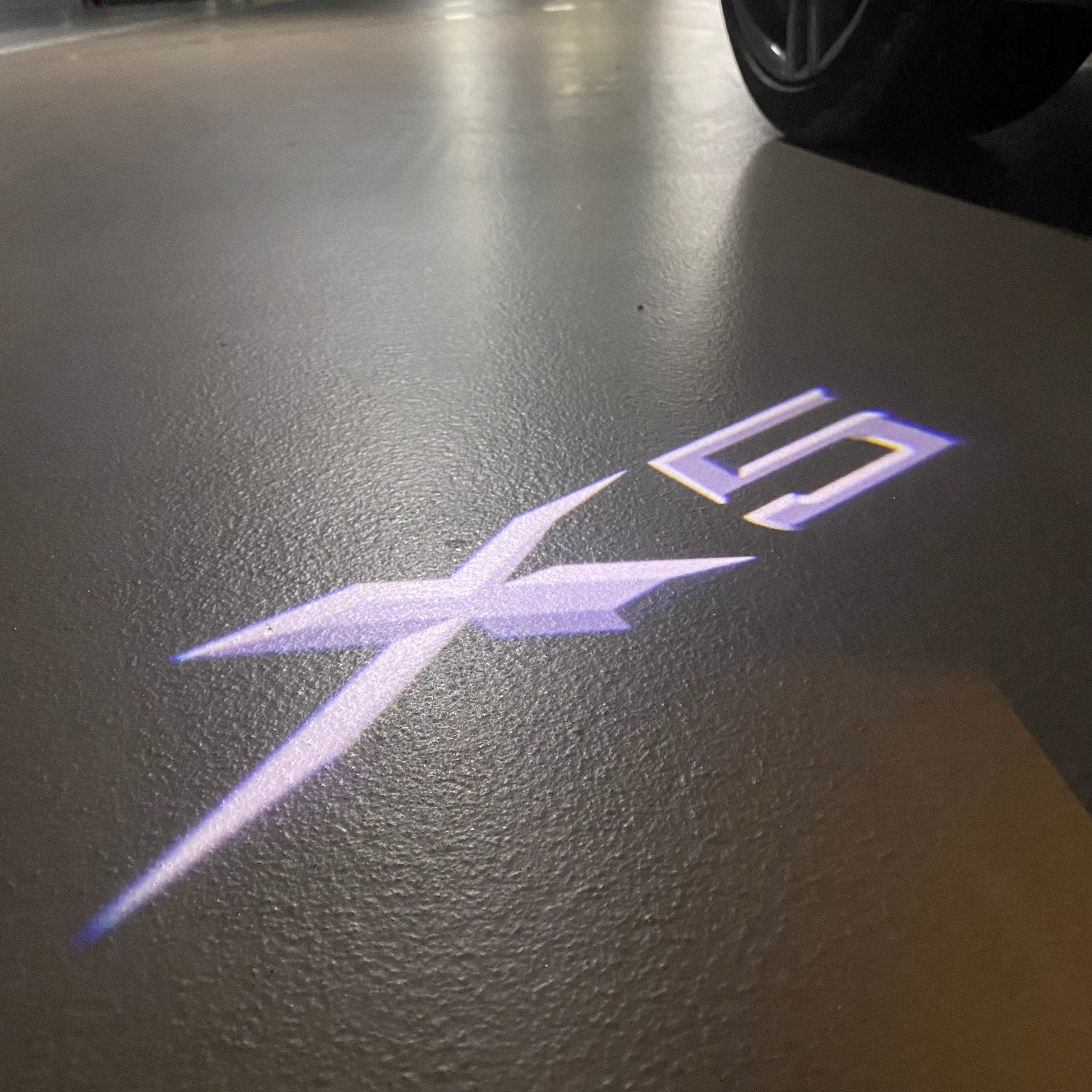 BMW M3 LOGO PROJECTOR LIGHTS Nr.24 (الكمية 1 = 1 مجموعة / 2 أضواء باب)