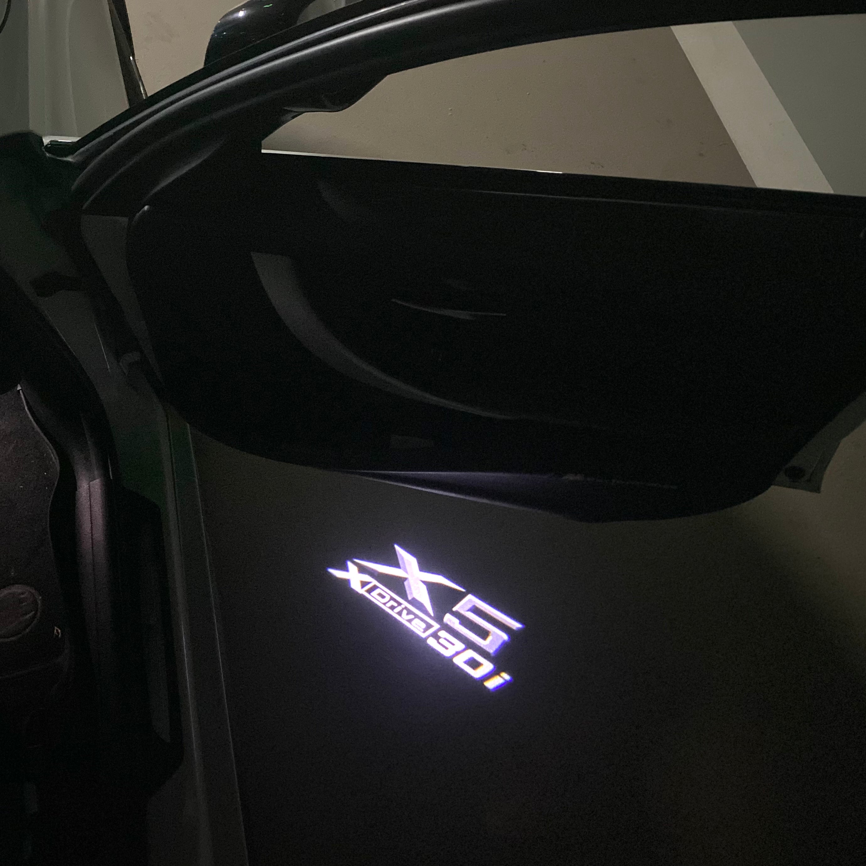 BMW M3 LOGO PROJECTOR LIGHTS Nr.24 (الكمية 1 = 1 مجموعة / 2 أضواء باب)