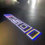 BMW M3 LOGO PROJECTOR LIGHTS Nr.24 (الكمية 1 = 1 مجموعة / 2 أضواء باب)