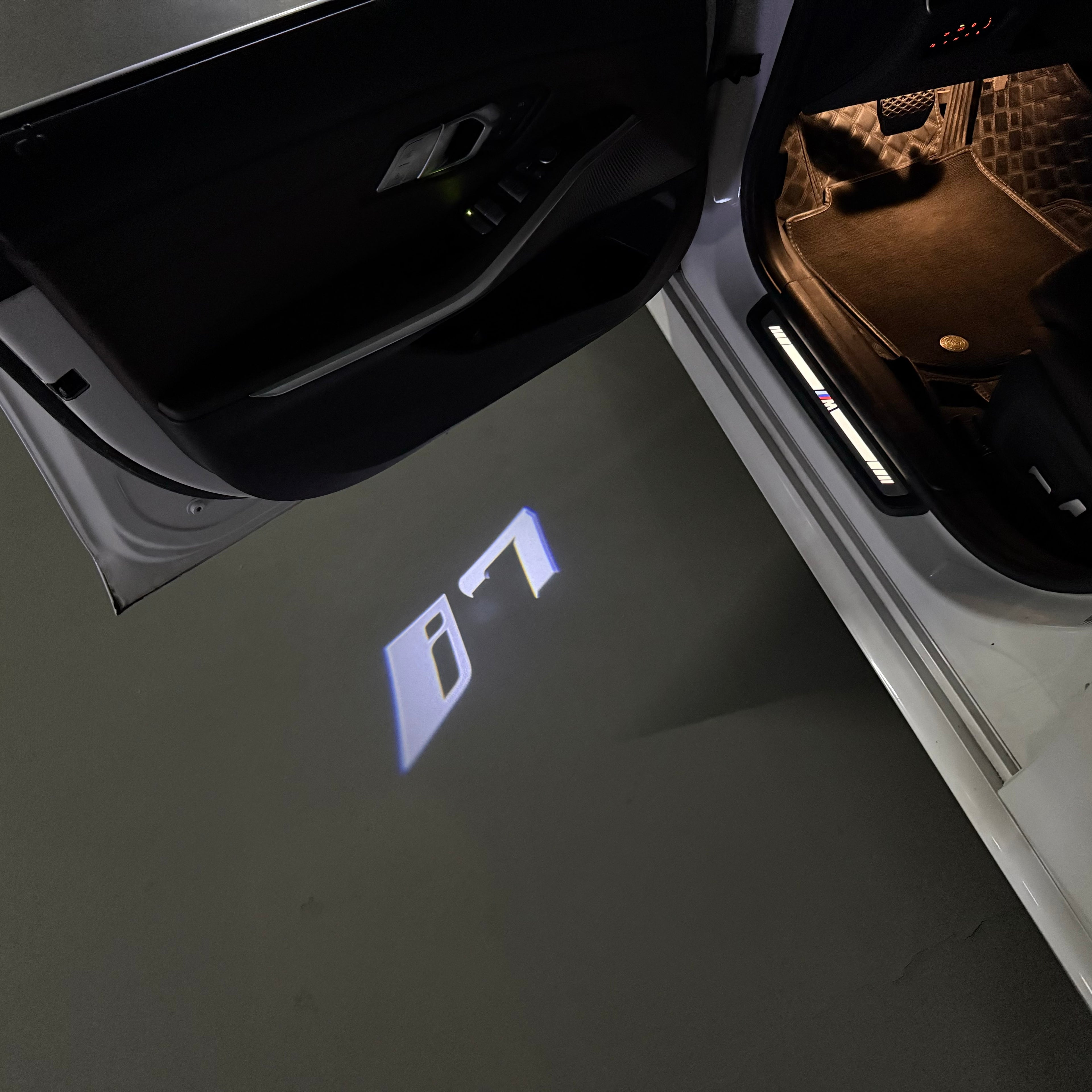 BMW M3 LOGO PROJECTOR LIGHTS Nr.24 (الكمية 1 = 1 مجموعة / 2 أضواء باب)