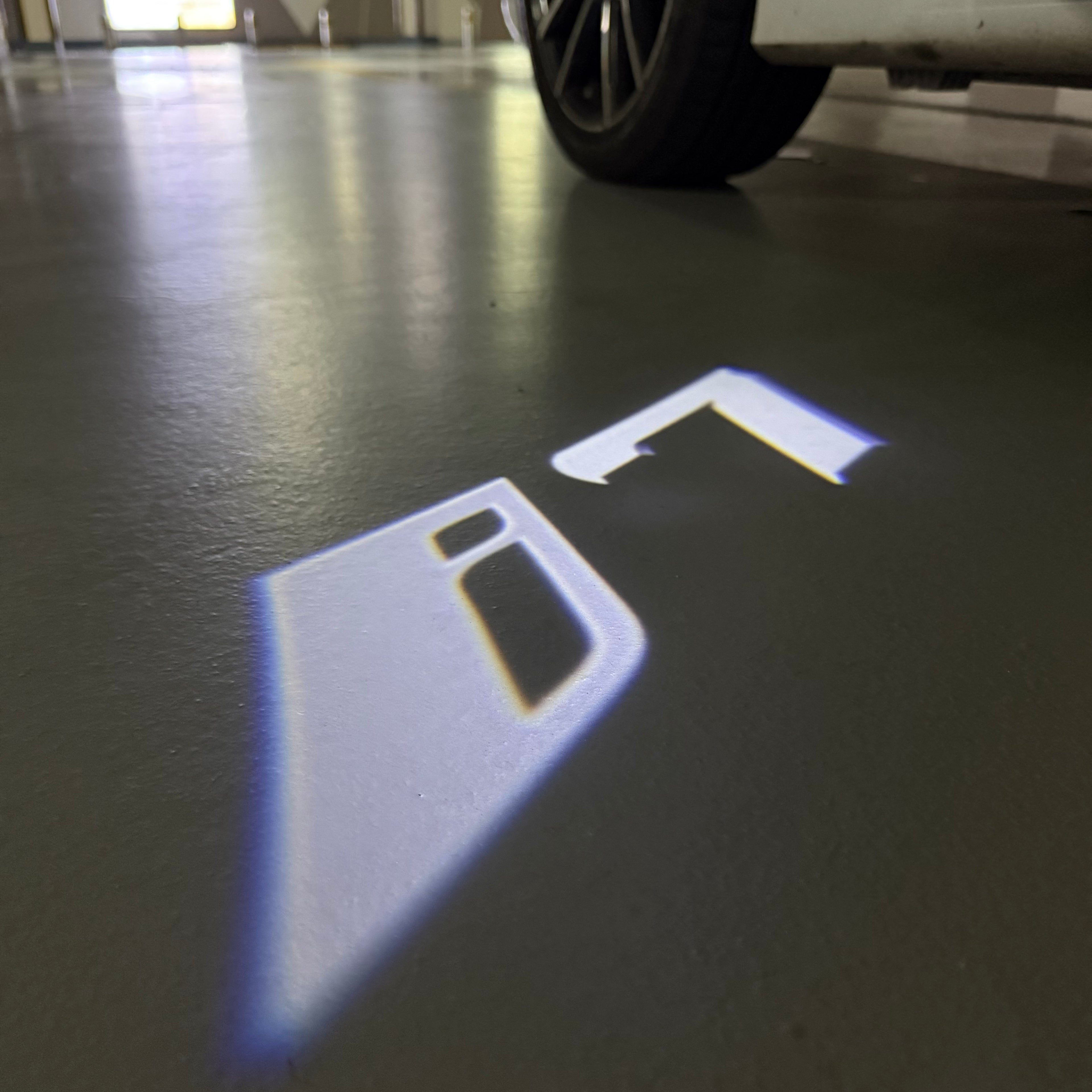 BMW M3 LOGO PROJECTOR LIGHTS Nr.24 (الكمية 1 = 1 مجموعة / 2 أضواء باب)