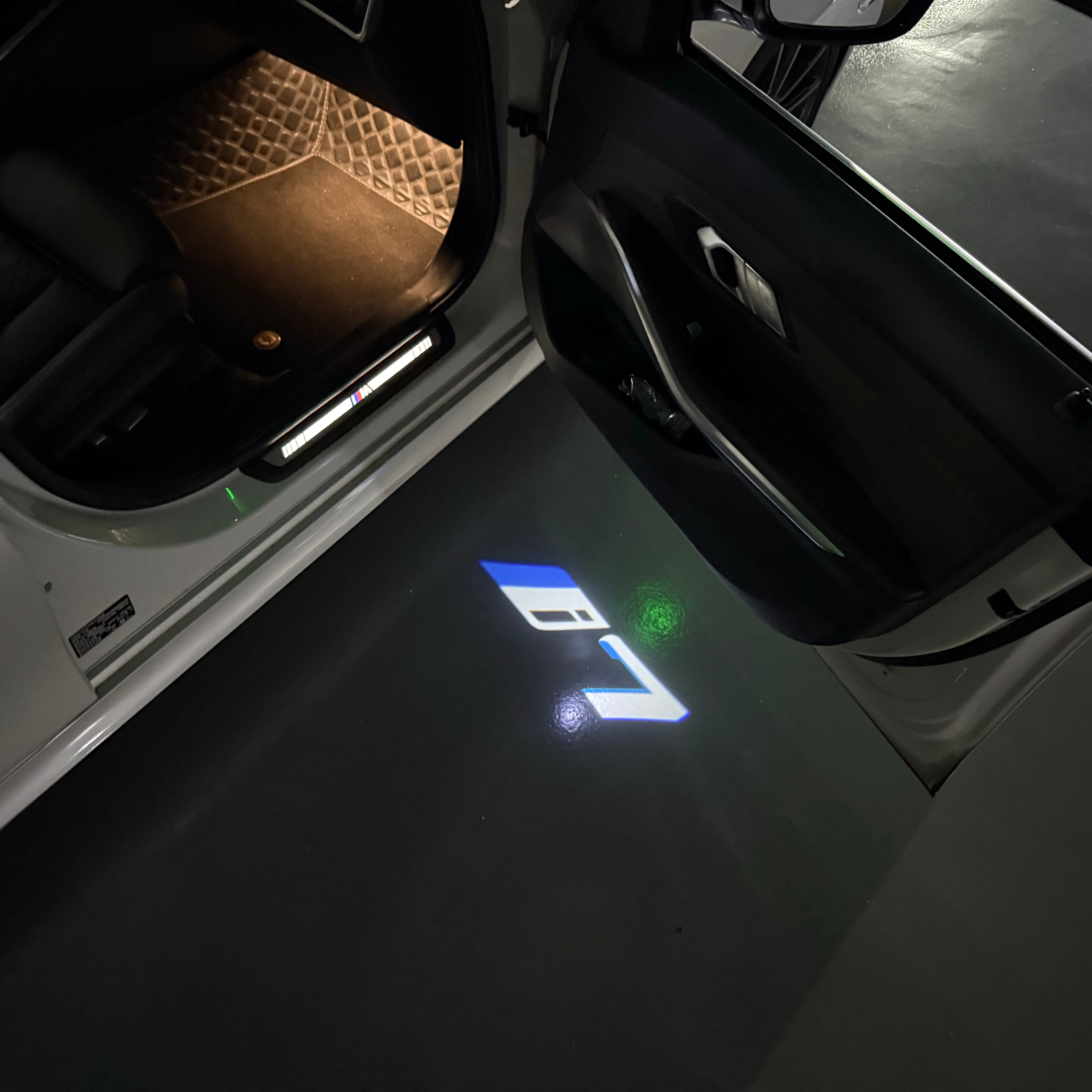 BMW M3 LOGO PROJECTOR LIGHTS Nr.24 (الكمية 1 = 1 مجموعة / 2 أضواء باب)