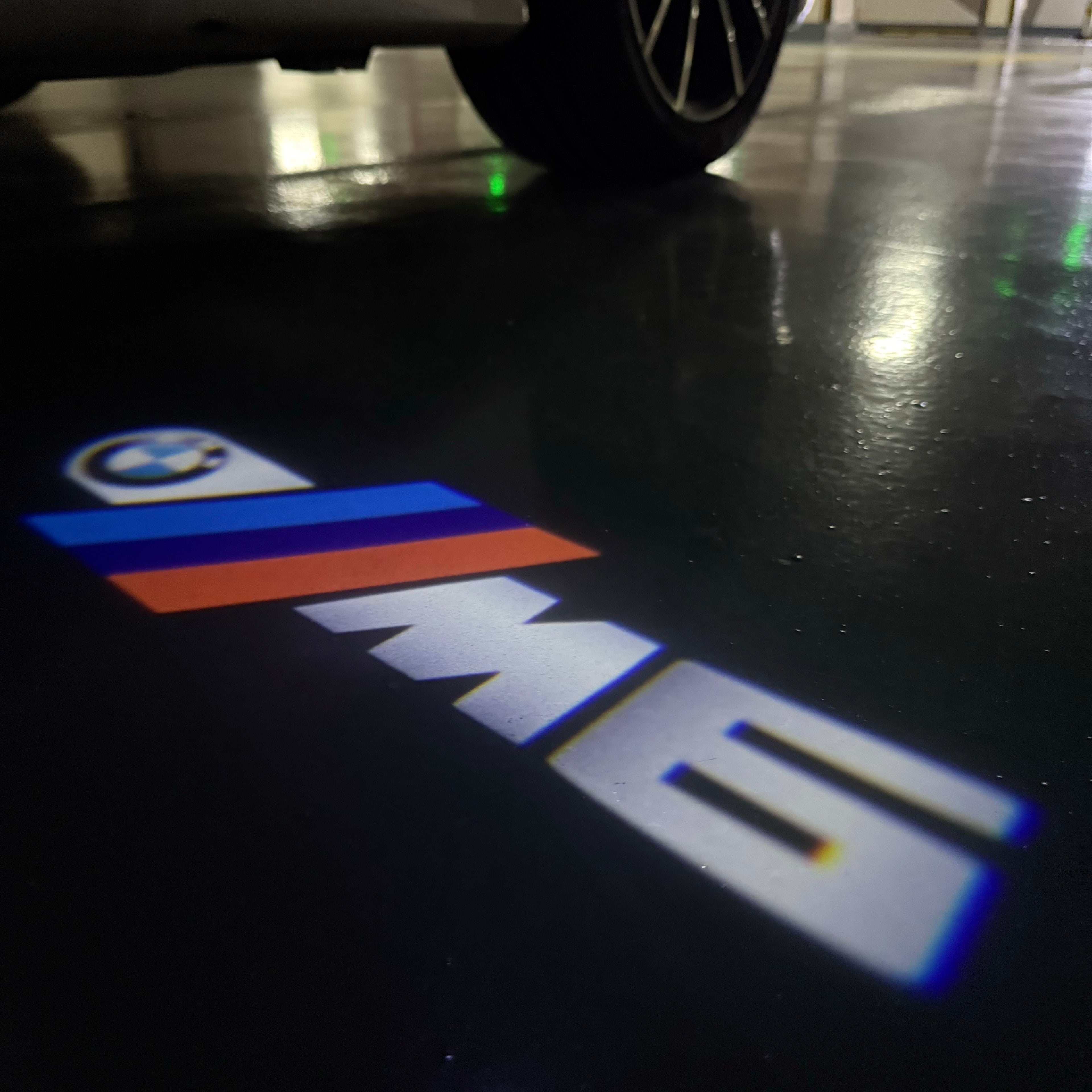 BMW M3 LOGO PROJECTOR LIGHTS Nr.24 (الكمية 1 = 1 مجموعة / 2 أضواء باب)