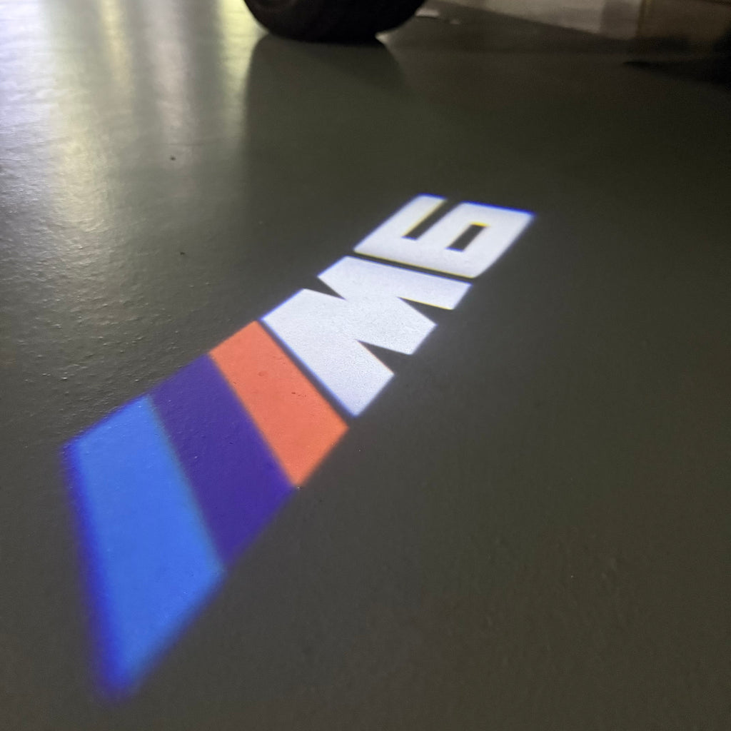 BMW M3 LOGO PROJECTOR LIGHTS Nr.24 (الكمية 1 = 1 مجموعة / 2 أضواء باب)