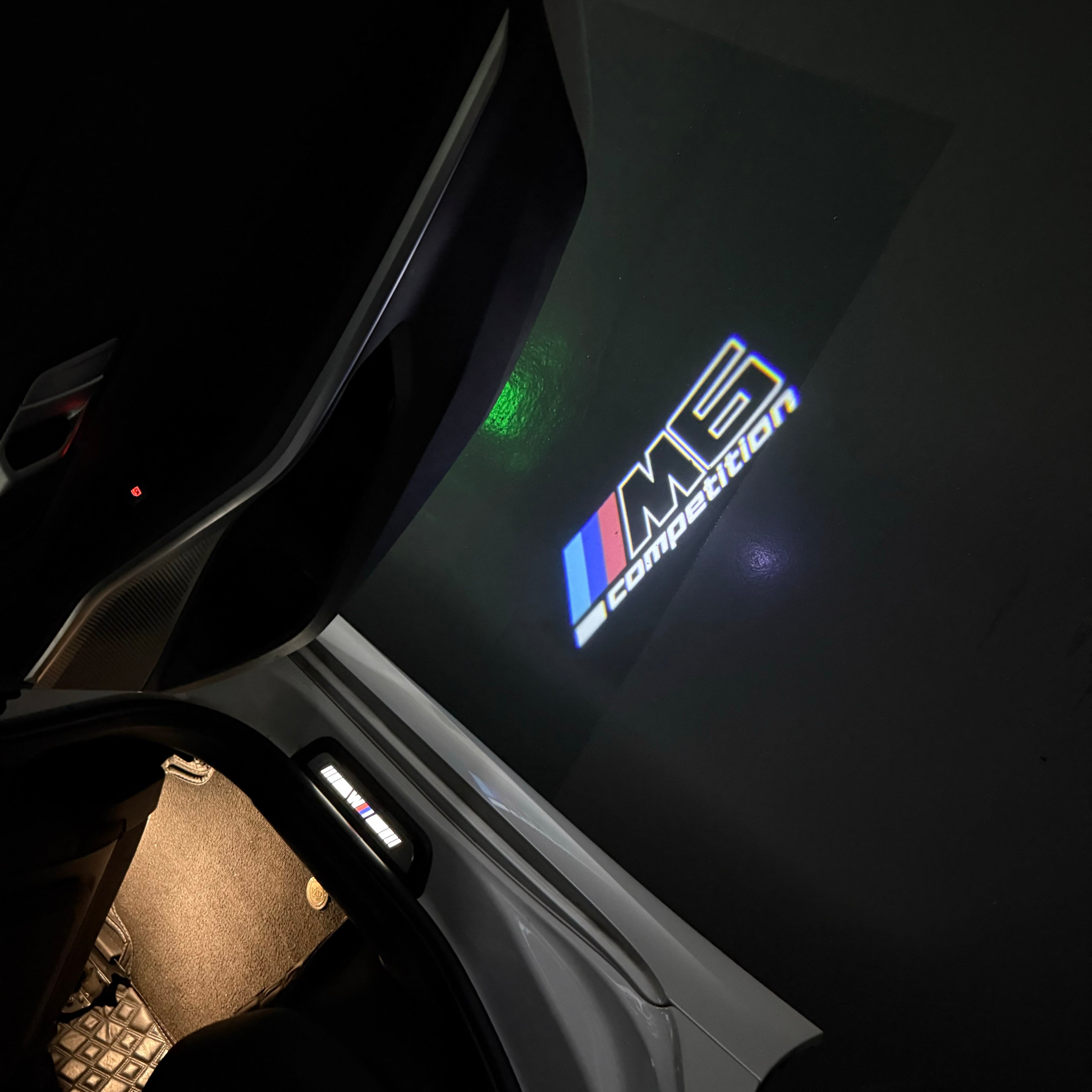 BMW M3 LOGO PROJECTOR LIGHTS Nr.24 (الكمية 1 = 1 مجموعة / 2 أضواء باب)
