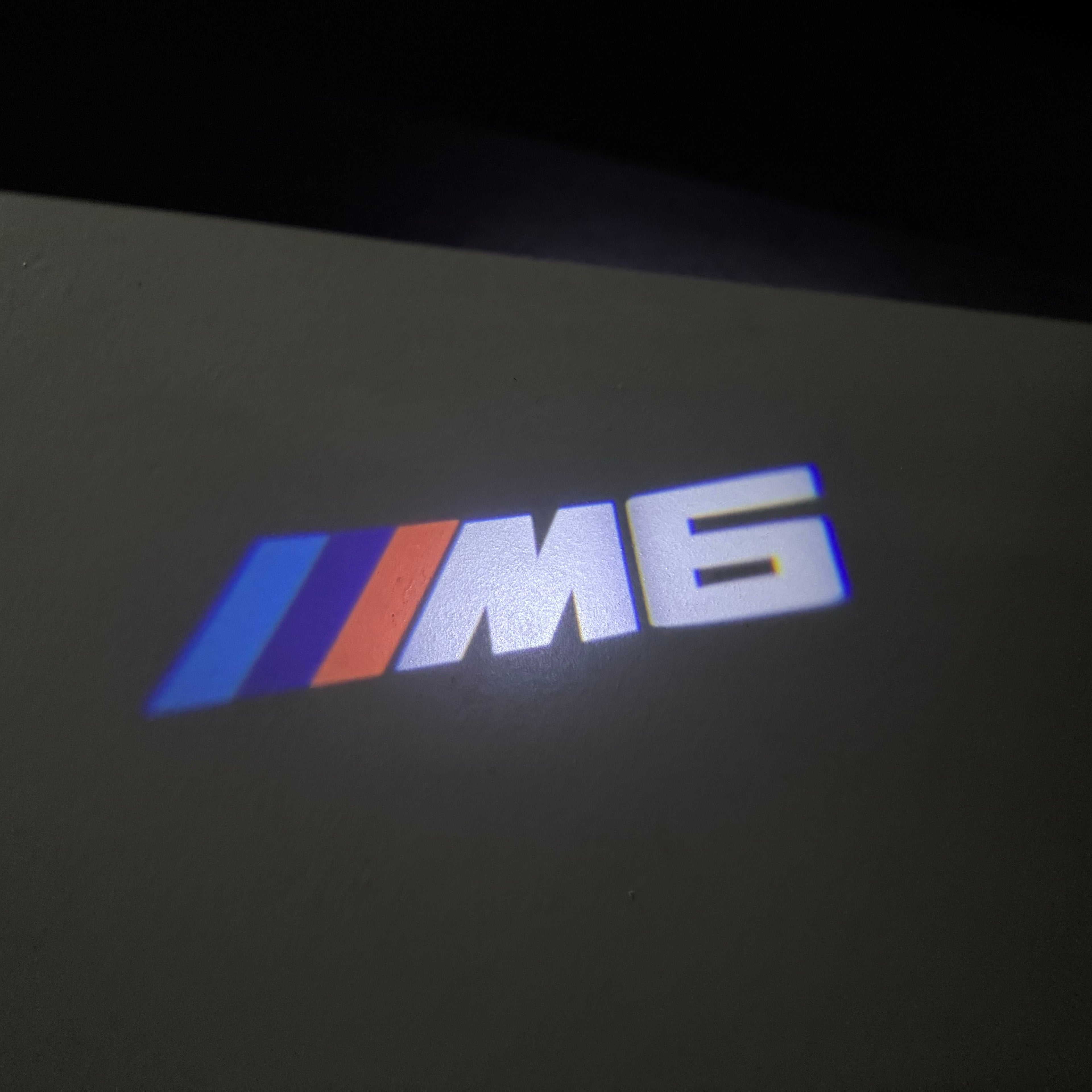 BMW M3 LOGO PROJECTOR LIGHTS Nr.24 (الكمية 1 = 1 مجموعة / 2 أضواء باب)