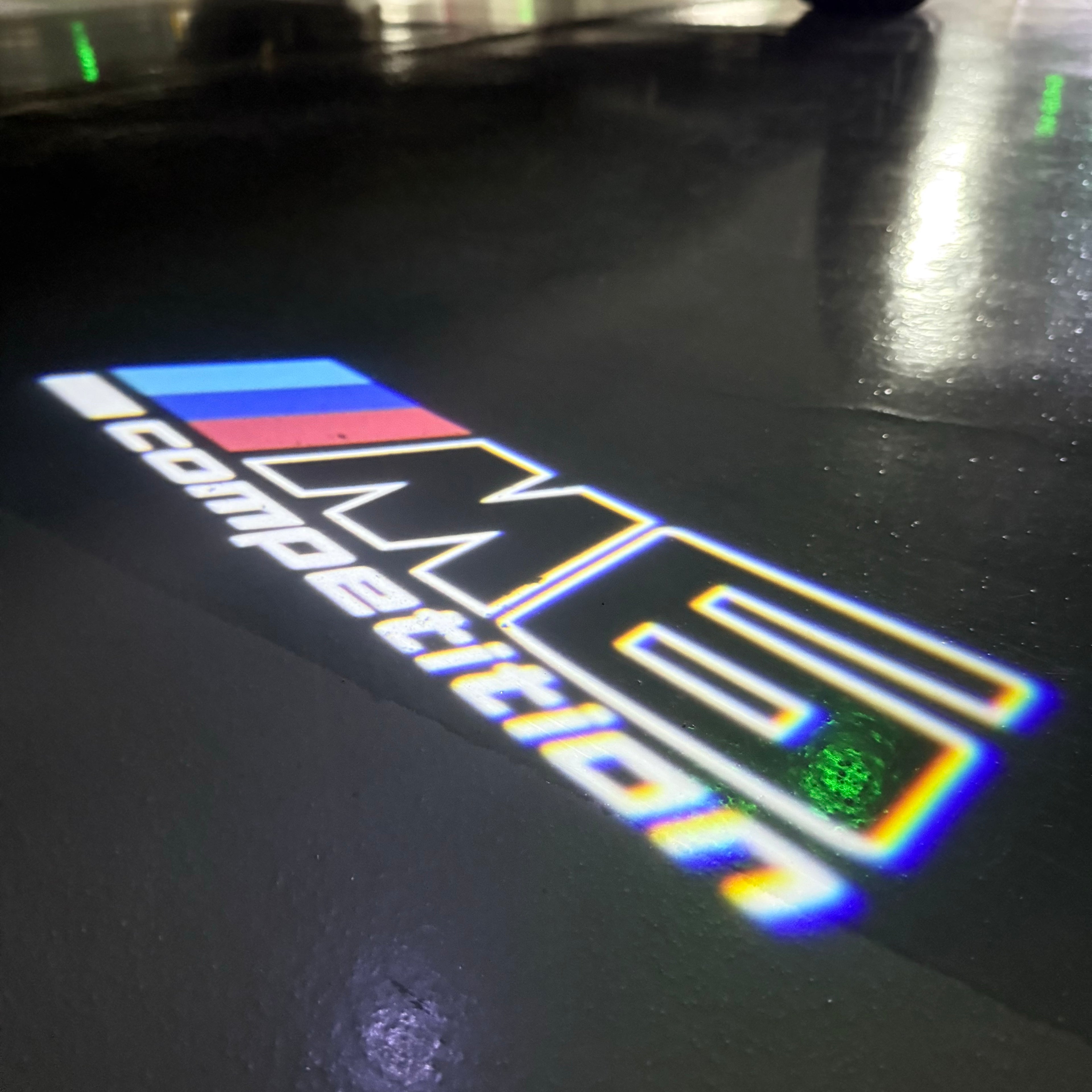 BMW M3 LOGO PROJECTOR LIGHTS Nr.24 (الكمية 1 = 1 مجموعة / 2 أضواء باب)