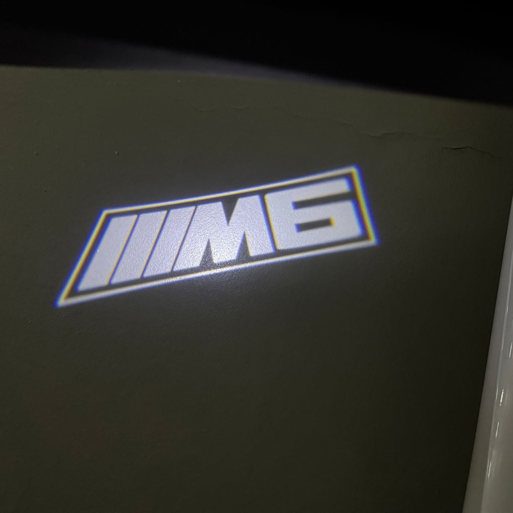 BMW M3 LOGO PROJECTOR LIGHTS Nr.24 (الكمية 1 = 1 مجموعة / 2 أضواء باب)
