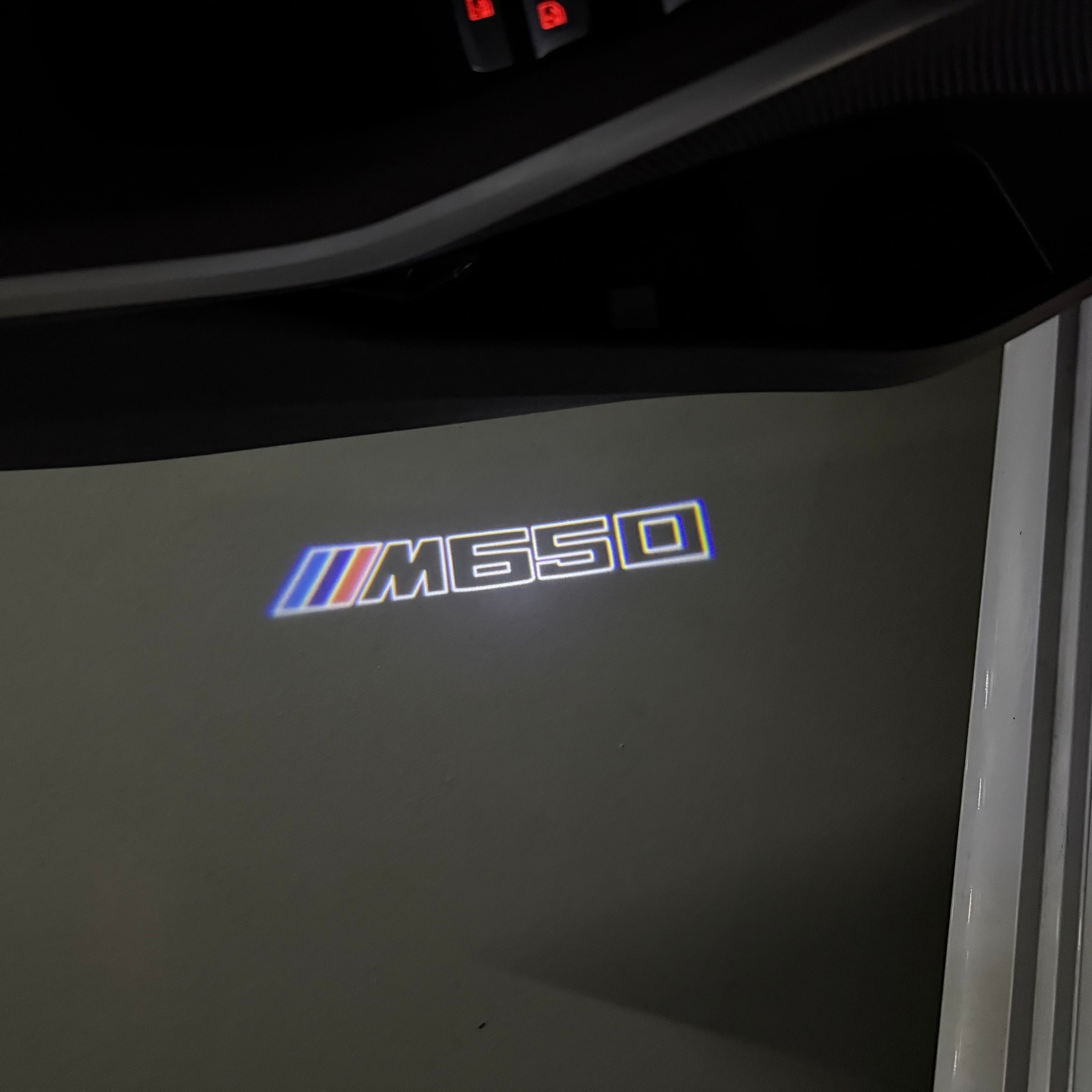 BMW M3 LOGO PROJECTOR LIGHTS Nr.24 (الكمية 1 = 1 مجموعة / 2 أضواء باب)
