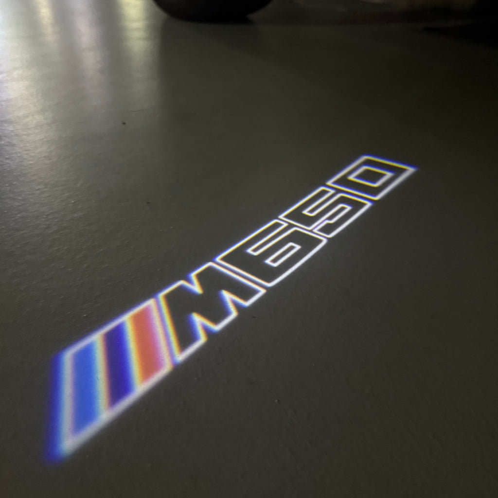 BMW M3 LOGO PROJECTOR LIGHTS Nr.24 (الكمية 1 = 1 مجموعة / 2 أضواء باب)
