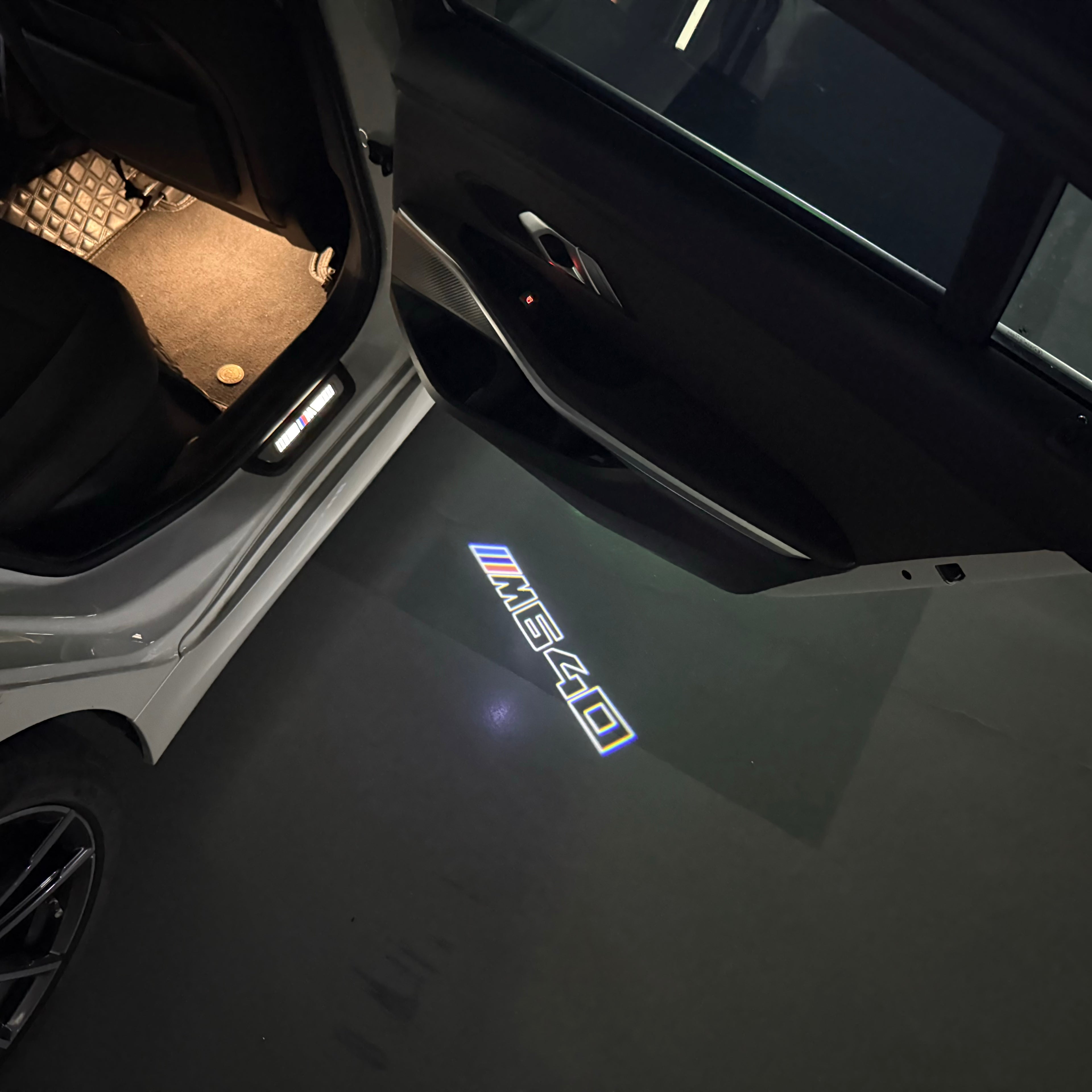 BMW M3 LOGO PROJECTOR LIGHTS Nr.24 (الكمية 1 = 1 مجموعة / 2 أضواء باب)