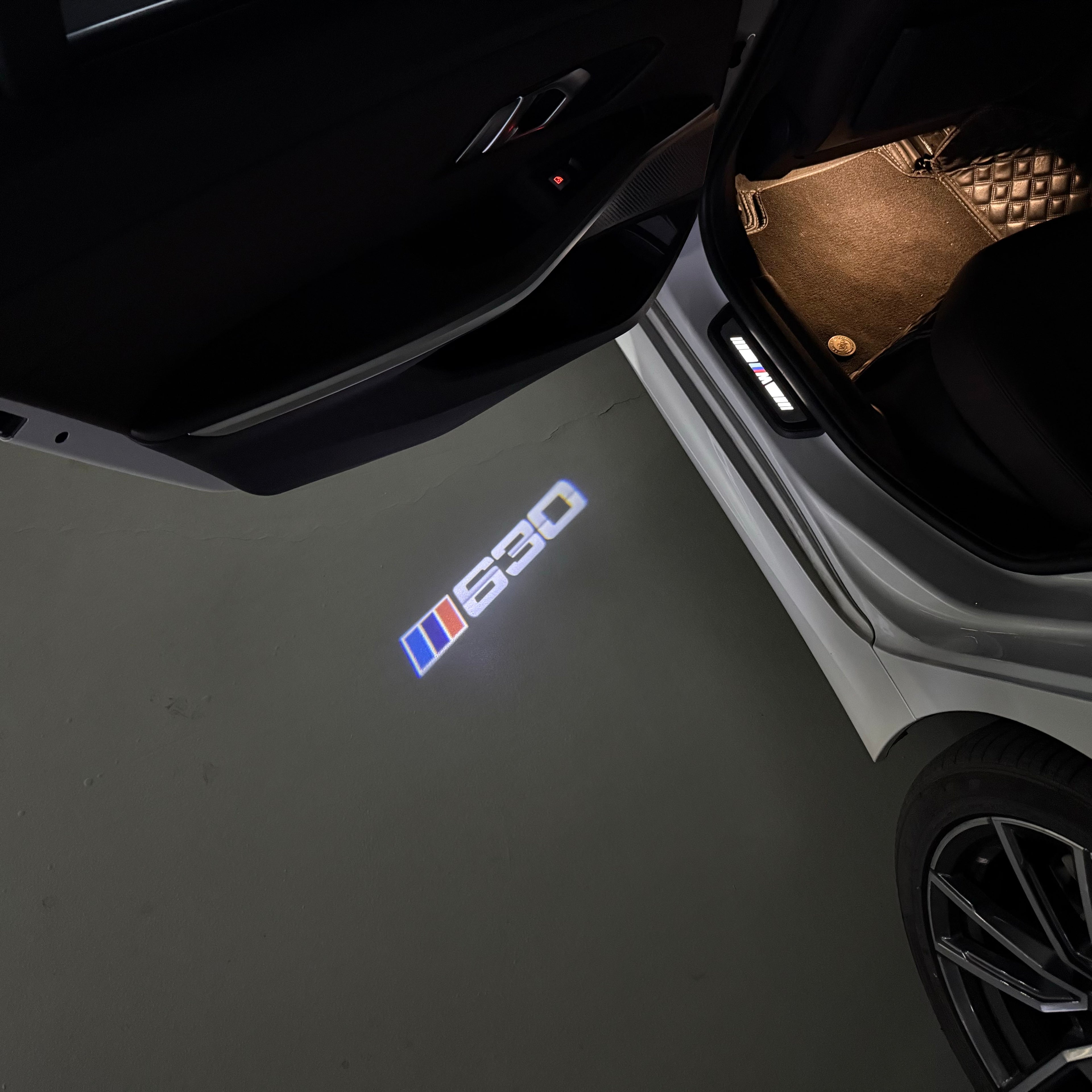BMW M3 LOGO PROJECTOR LIGHTS Nr.24 (الكمية 1 = 1 مجموعة / 2 أضواء باب)