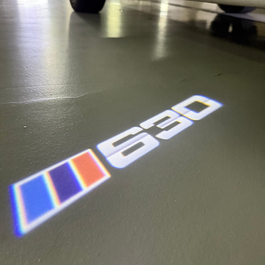 BMW M3 LOGO PROJECTOR LIGHTS Nr.24 (الكمية 1 = 1 مجموعة / 2 أضواء باب)