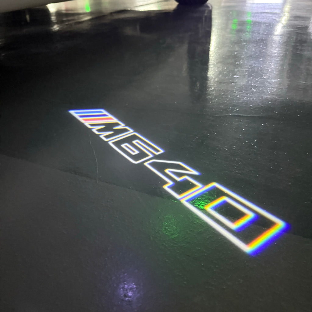 BMW M3 LOGO PROJECTOR LIGHTS Nr.24 (الكمية 1 = 1 مجموعة / 2 أضواء باب)