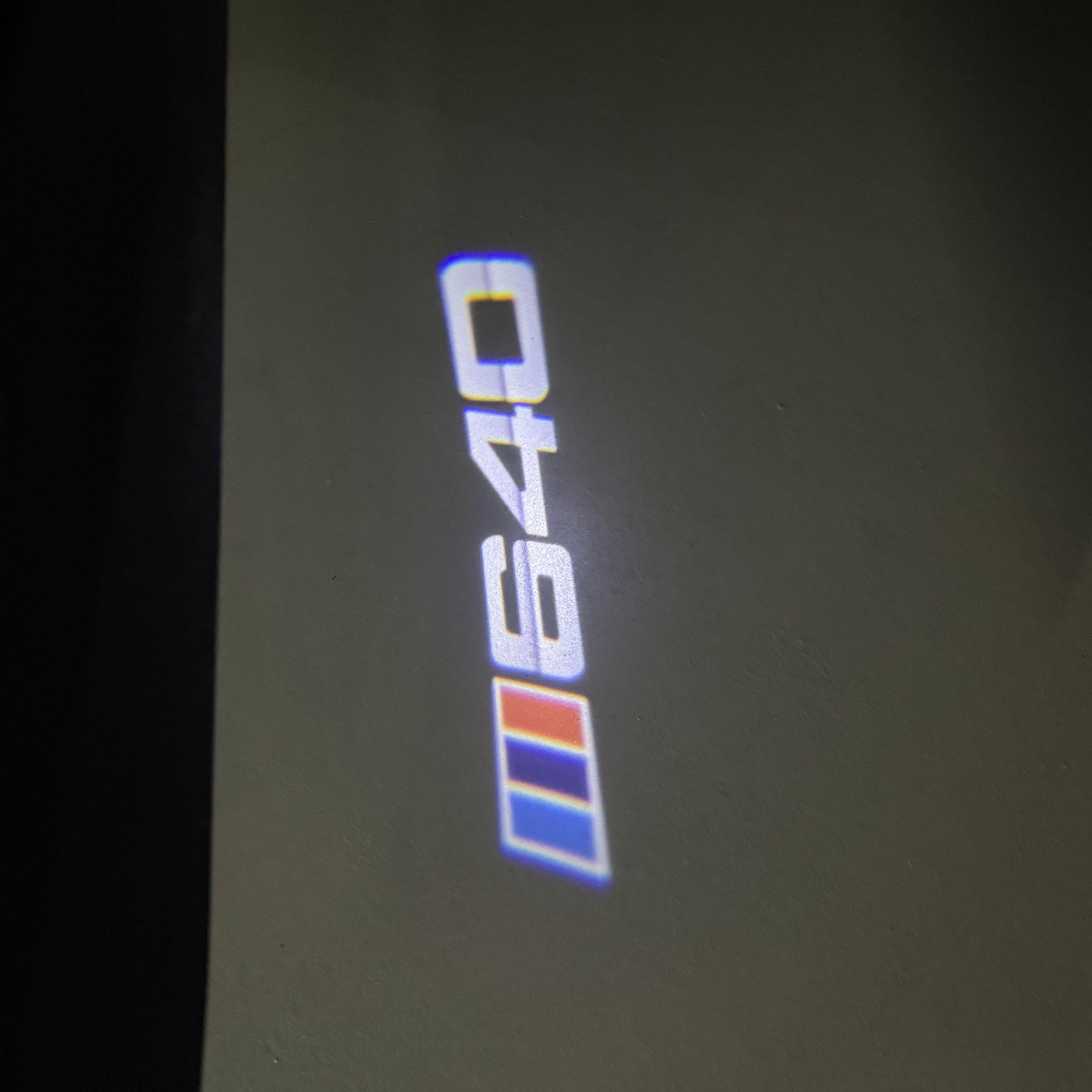 BMW M3 LOGO PROJECTOR LIGHTS Nr.24 (الكمية 1 = 1 مجموعة / 2 أضواء باب)