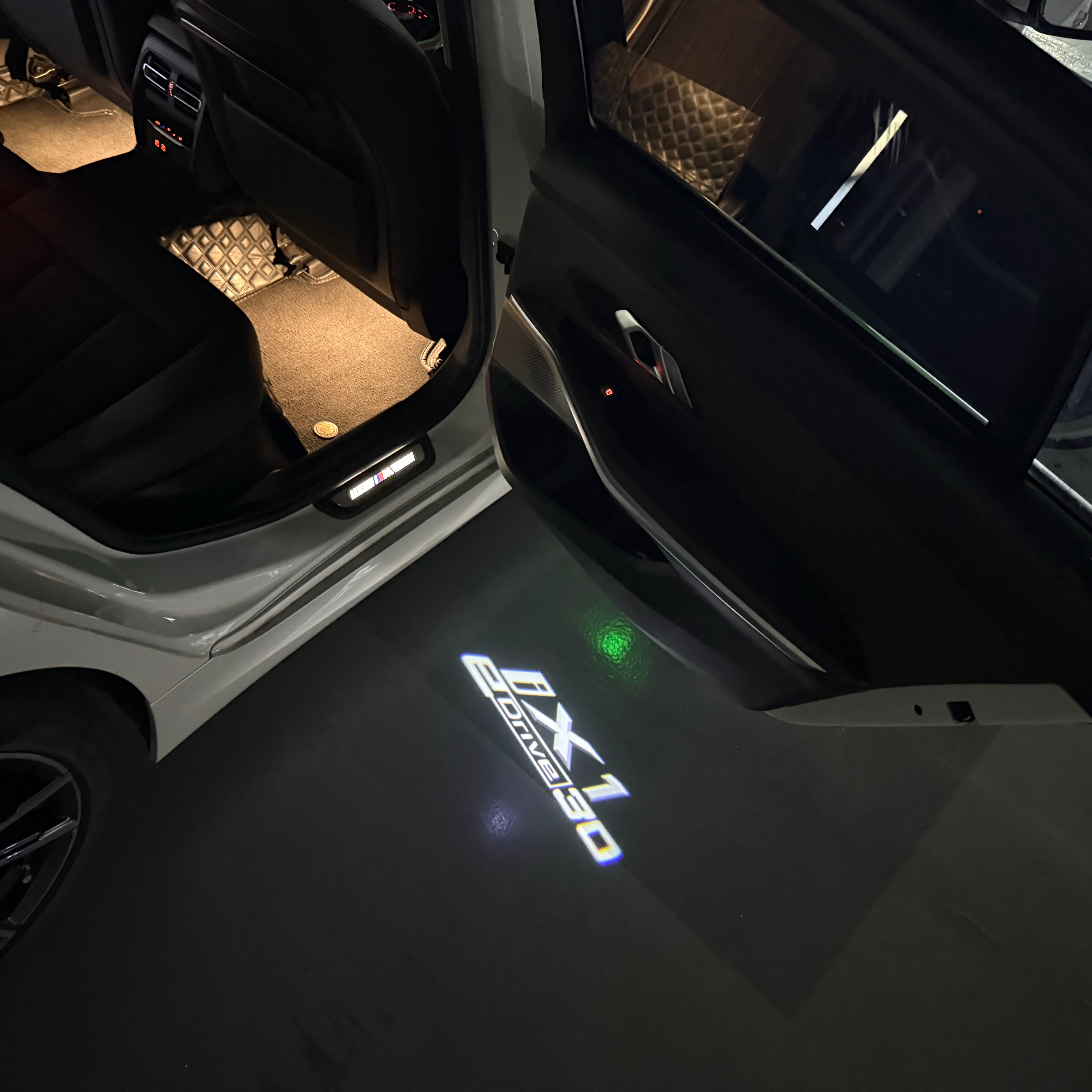 BMW M3 LOGO PROJECTOR LIGHTS Nr.24 (الكمية 1 = 1 مجموعة / 2 أضواء باب)