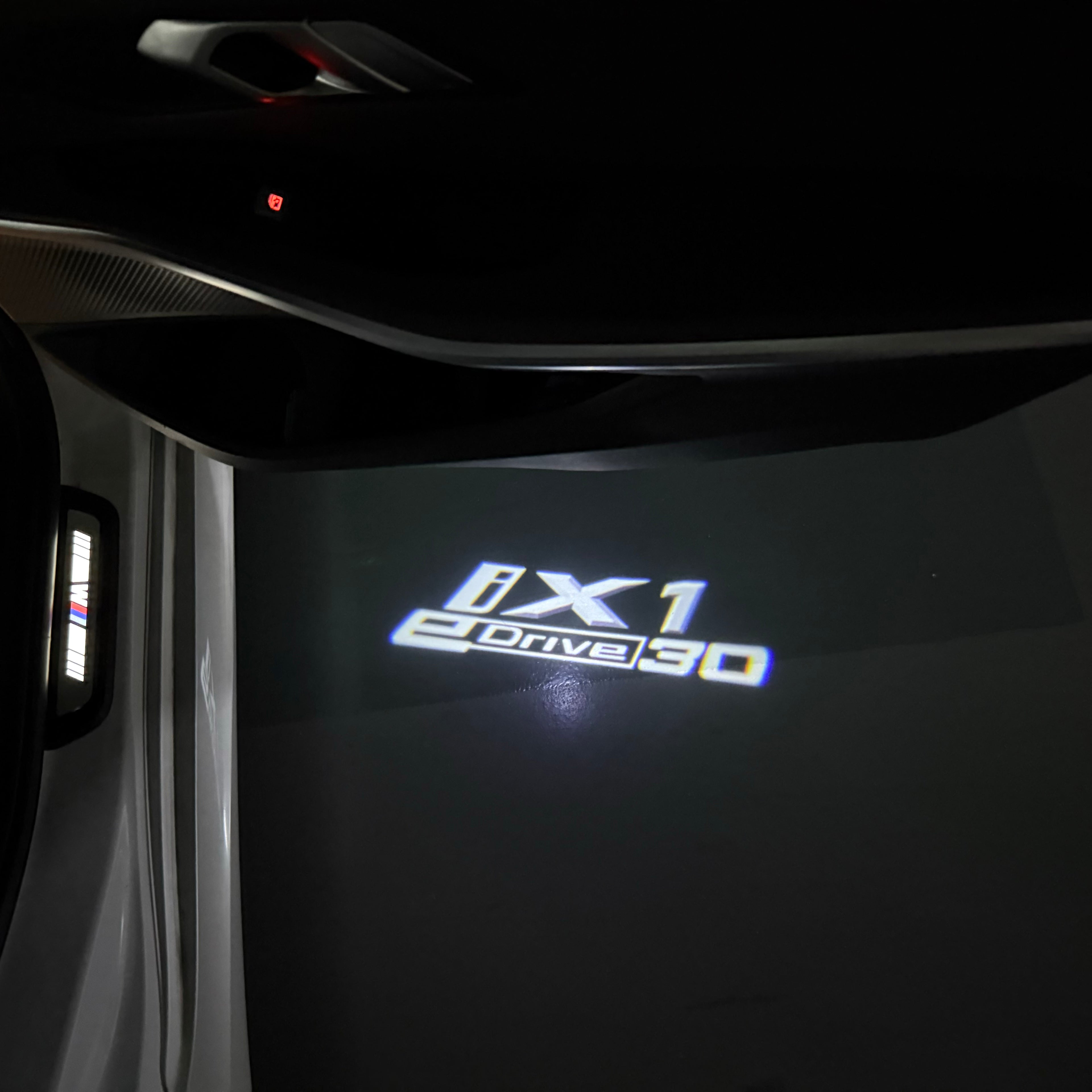 BMW M3 LOGO PROJECTOR LIGHTS Nr.24 (الكمية 1 = 1 مجموعة / 2 أضواء باب)