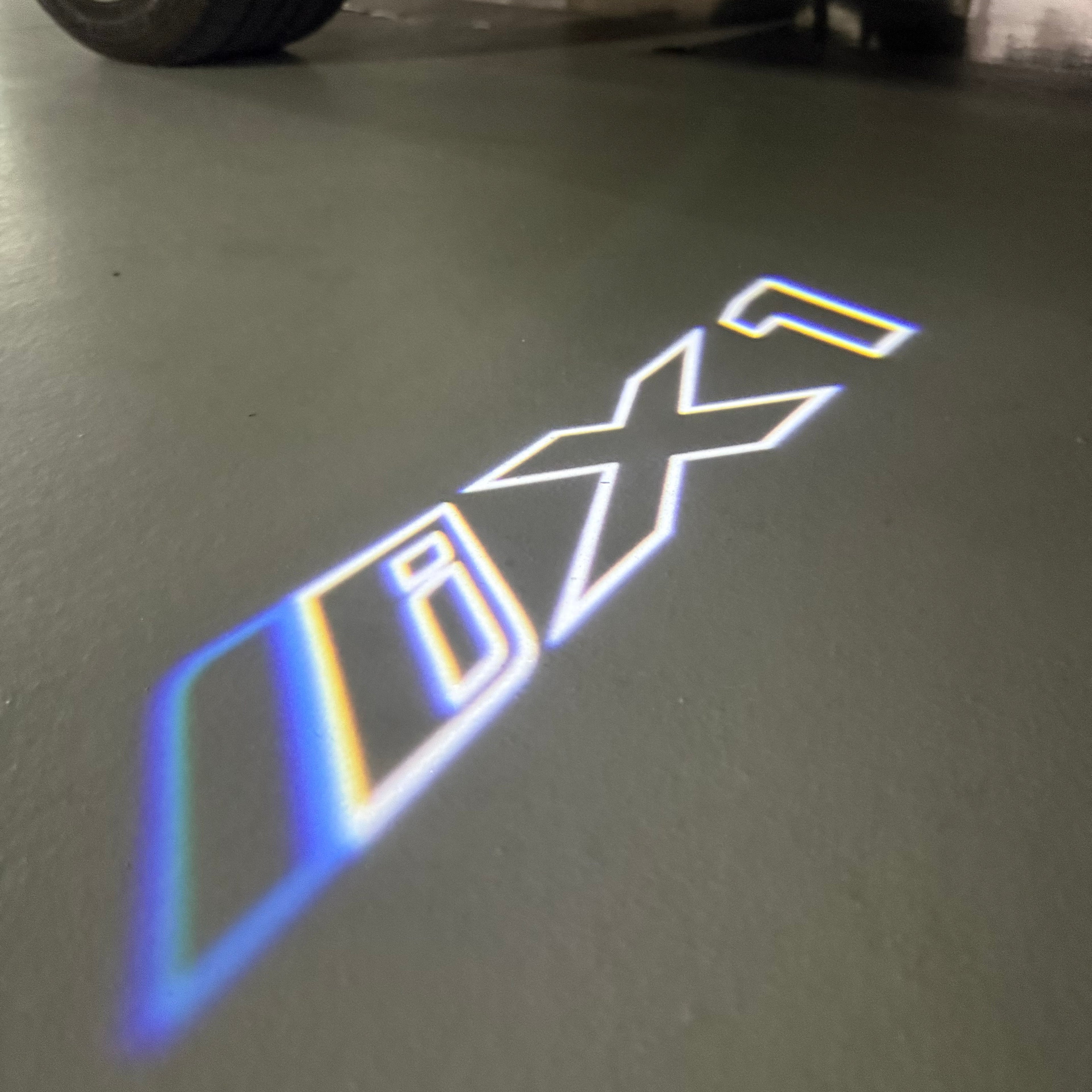 BMW M3 LOGO PROJECTOR LIGHTS Nr.24 (الكمية 1 = 1 مجموعة / 2 أضواء باب)