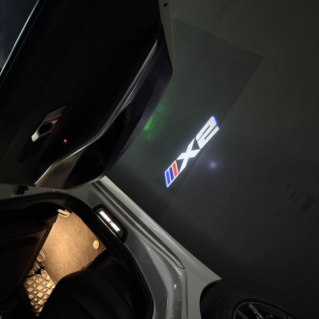 BMW M3 LOGO PROJECTOR LIGHTS Nr.24 (الكمية 1 = 1 مجموعة / 2 أضواء باب)