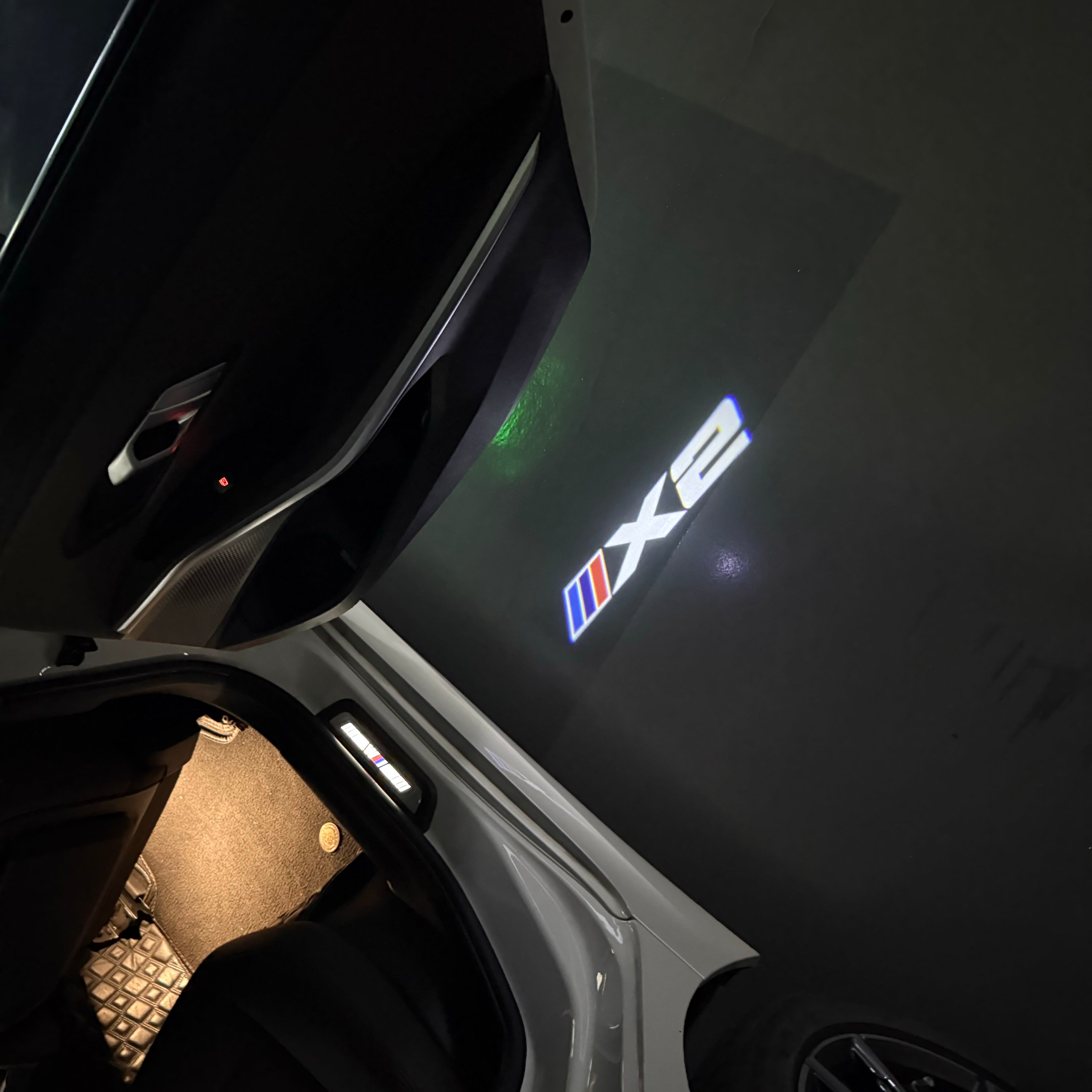 BMW M3 LOGO PROJECTOR LIGHTS Nr.24 (الكمية 1 = 1 مجموعة / 2 أضواء باب)