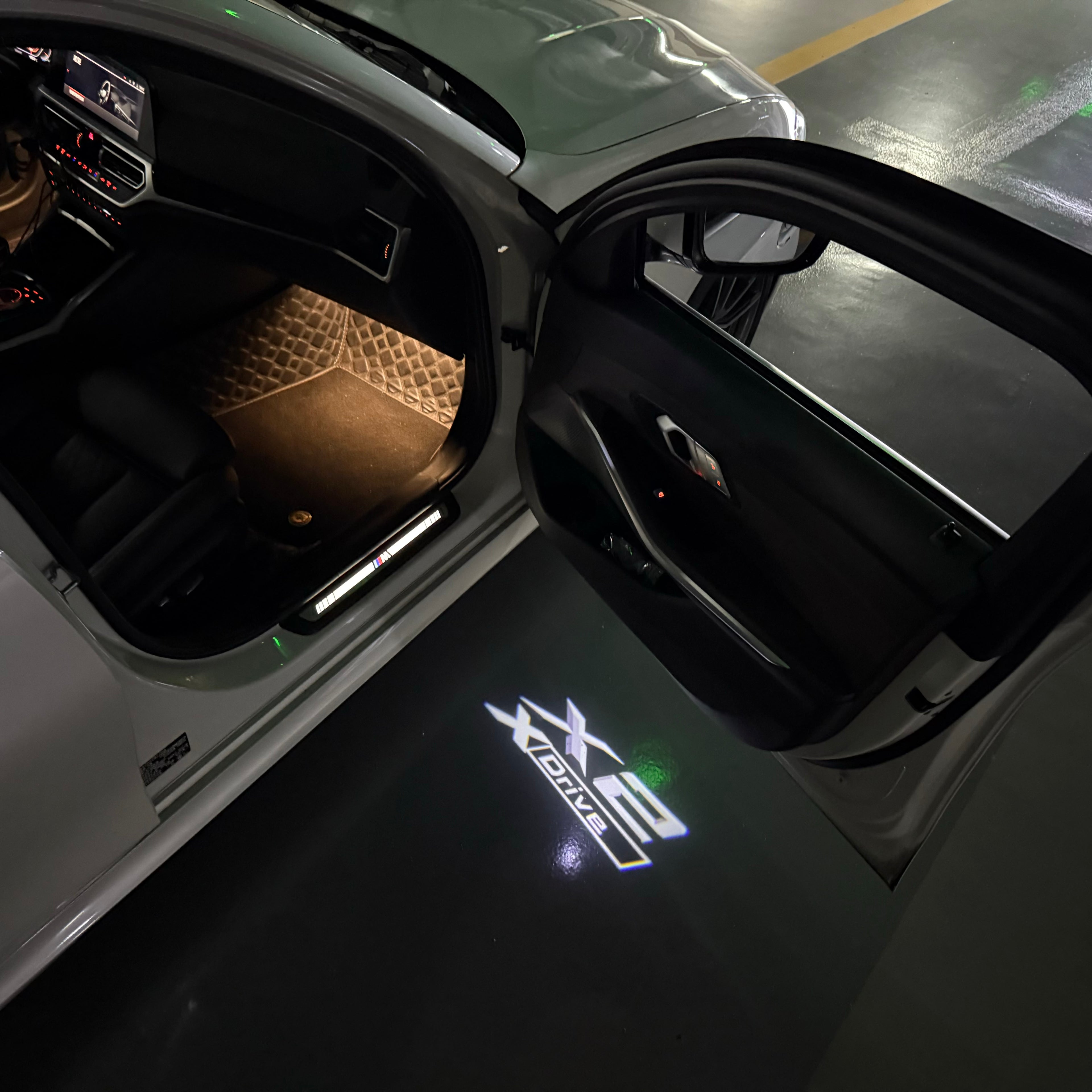 BMW M3 LOGO PROJECTOR LIGHTS Nr.24 (الكمية 1 = 1 مجموعة / 2 أضواء باب)