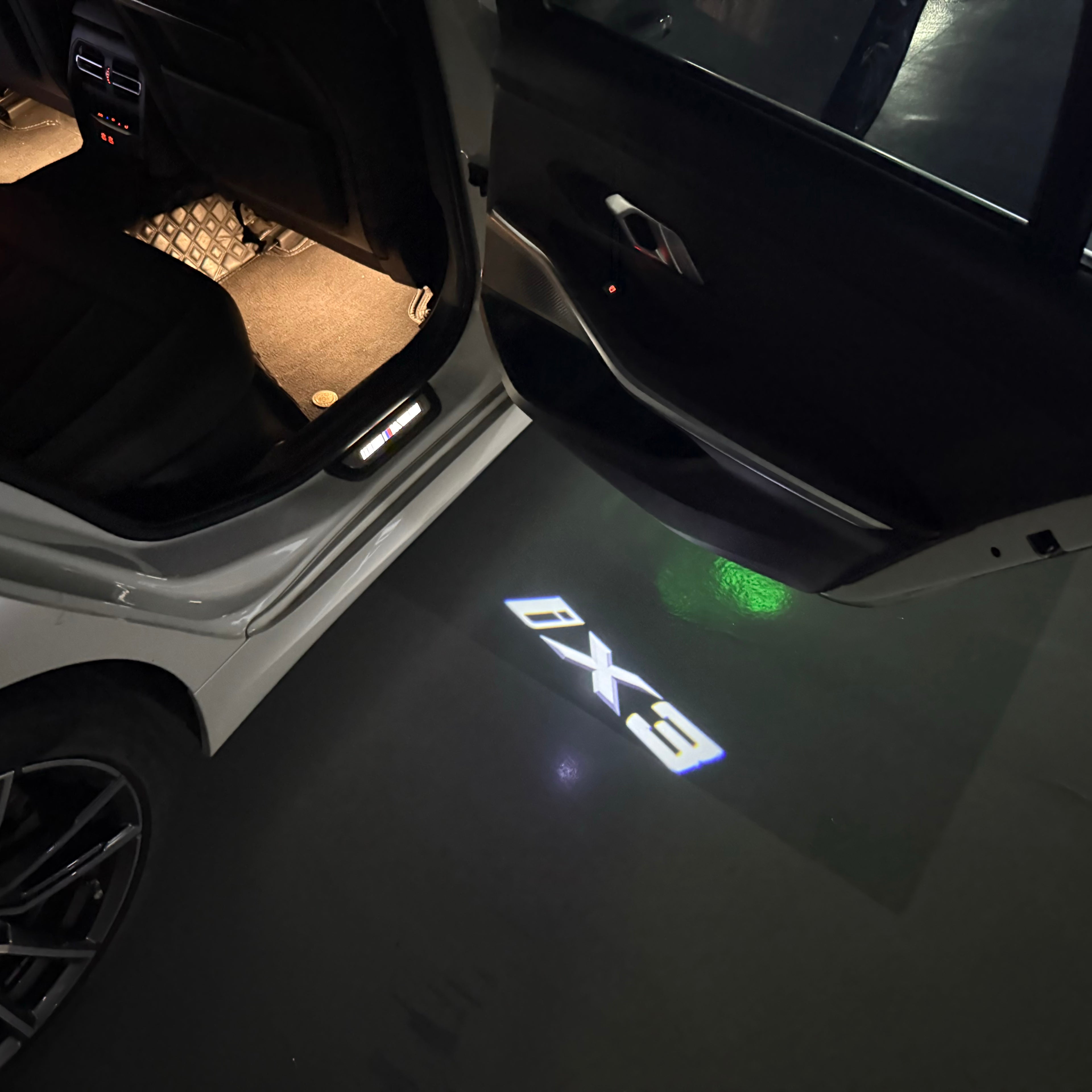 BMW M3 LOGO PROJECTOR LIGHTS Nr.24 (الكمية 1 = 1 مجموعة / 2 أضواء باب)