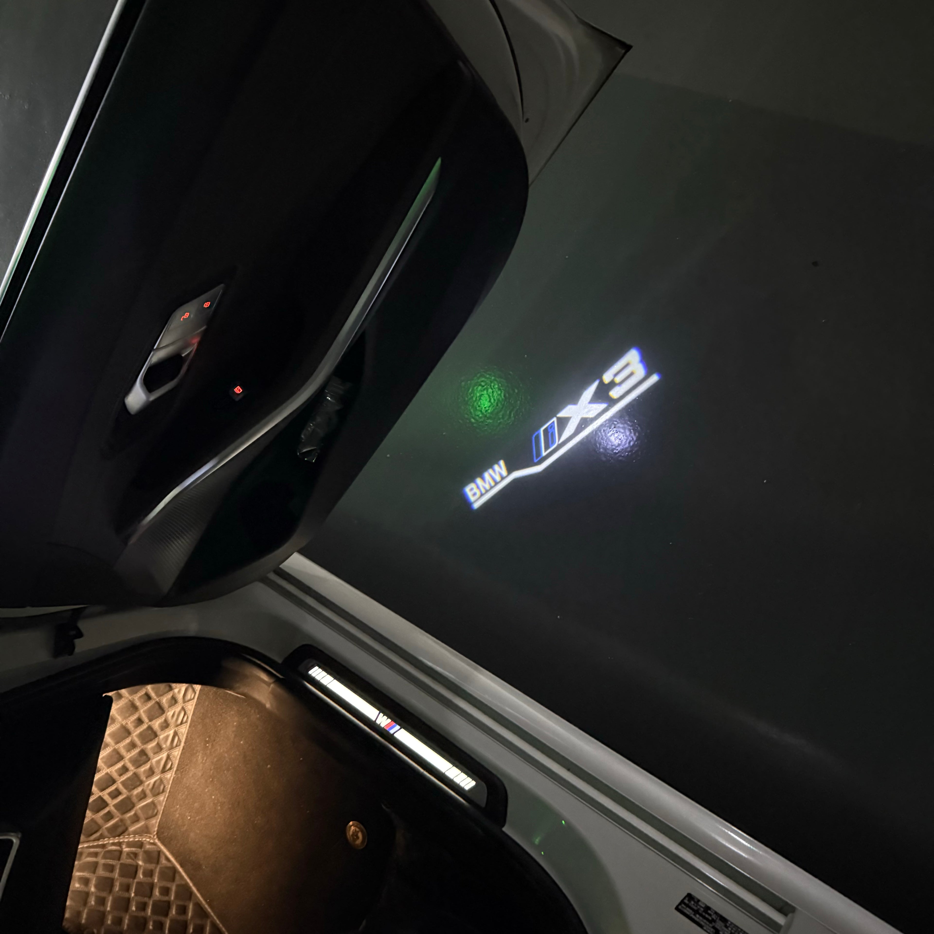BMW M3 LOGO PROJECTOR LIGHTS Nr.24 (الكمية 1 = 1 مجموعة / 2 أضواء باب)