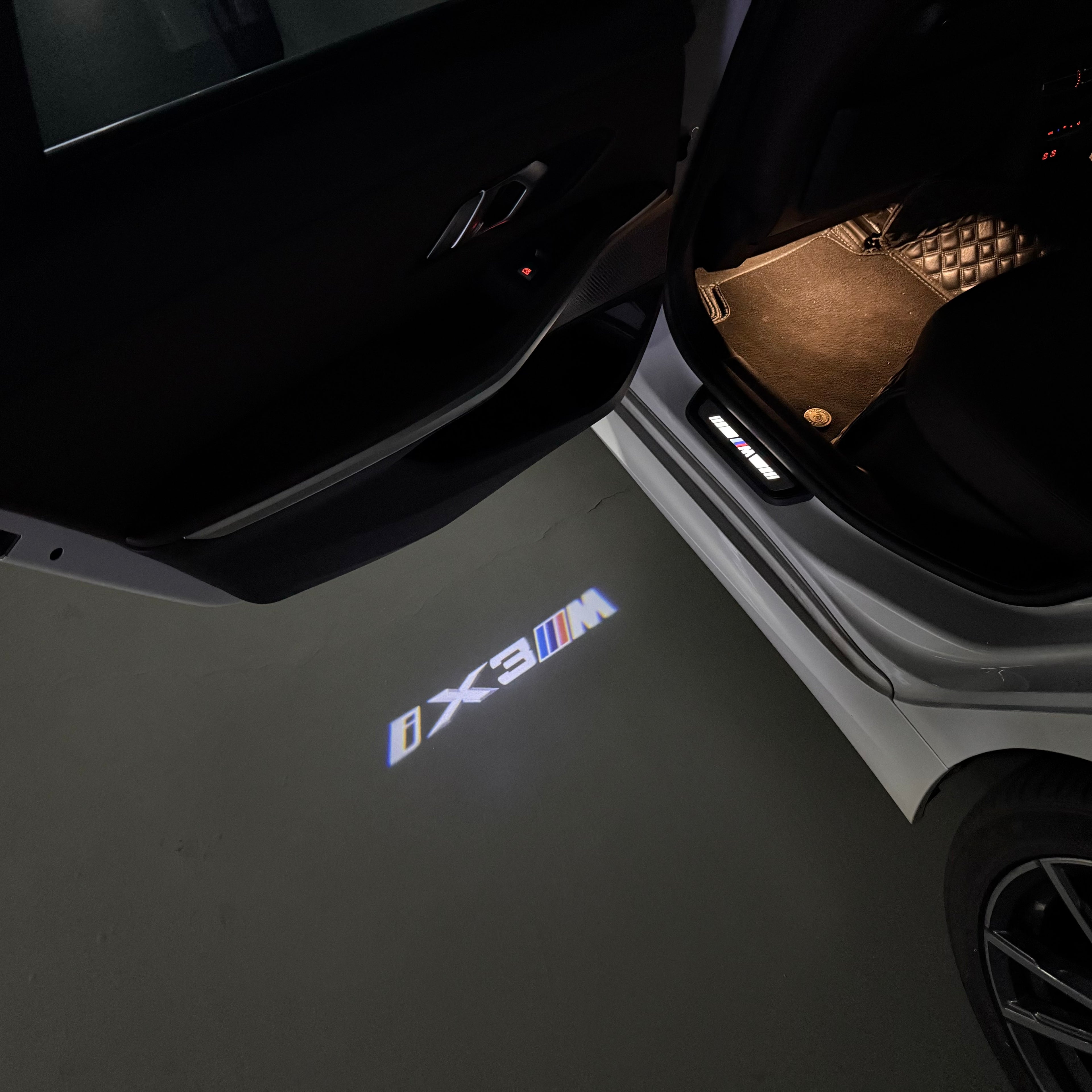 BMW M3 LOGO PROJECTOR LIGHTS Nr.24 (الكمية 1 = 1 مجموعة / 2 أضواء باب)