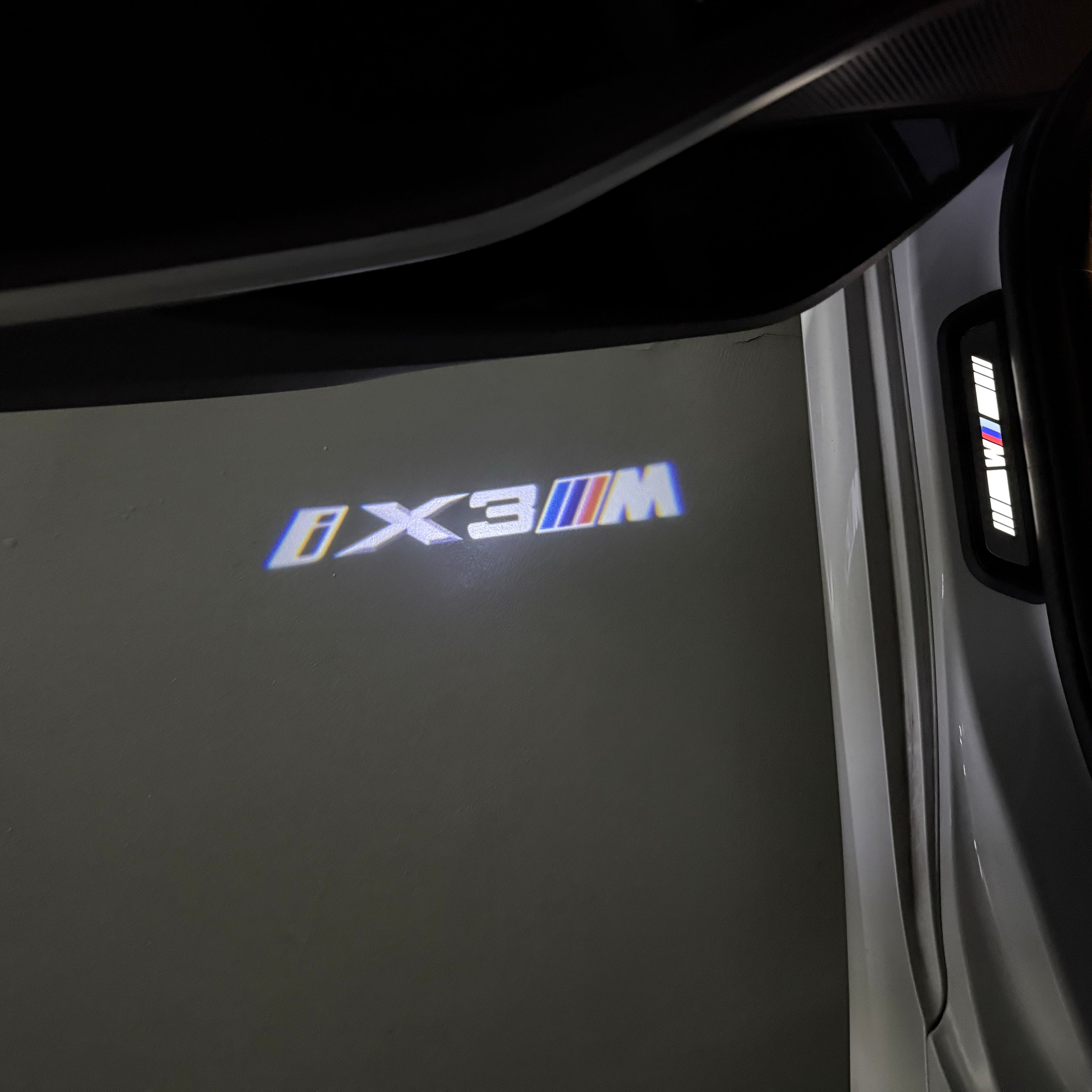BMW M3 LOGO PROJECTOR LIGHTS Nr.24 (الكمية 1 = 1 مجموعة / 2 أضواء باب)