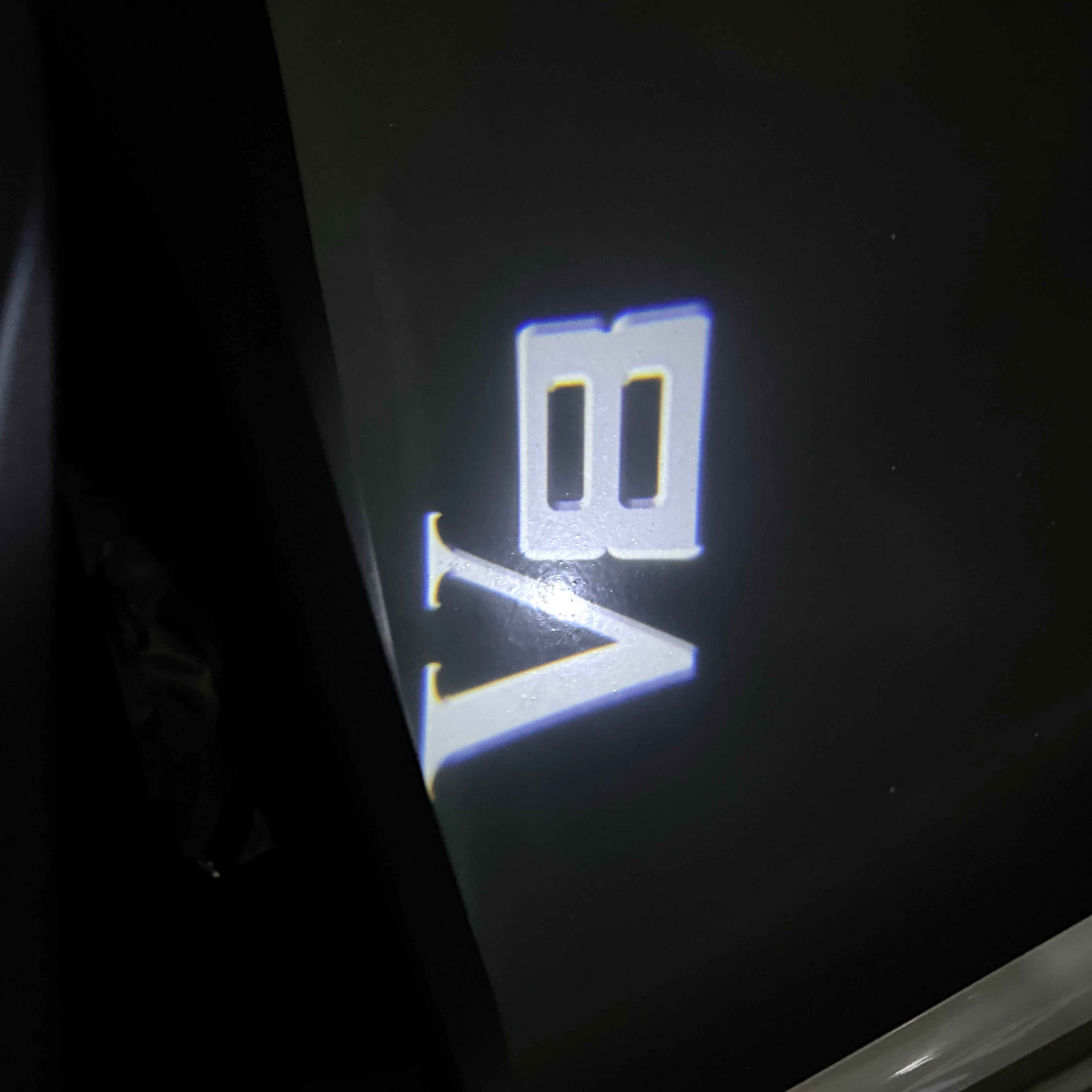 BMW M3 LOGO PROJECTOR LIGHTS Nr.24 (الكمية 1 = 1 مجموعة / 2 أضواء باب)