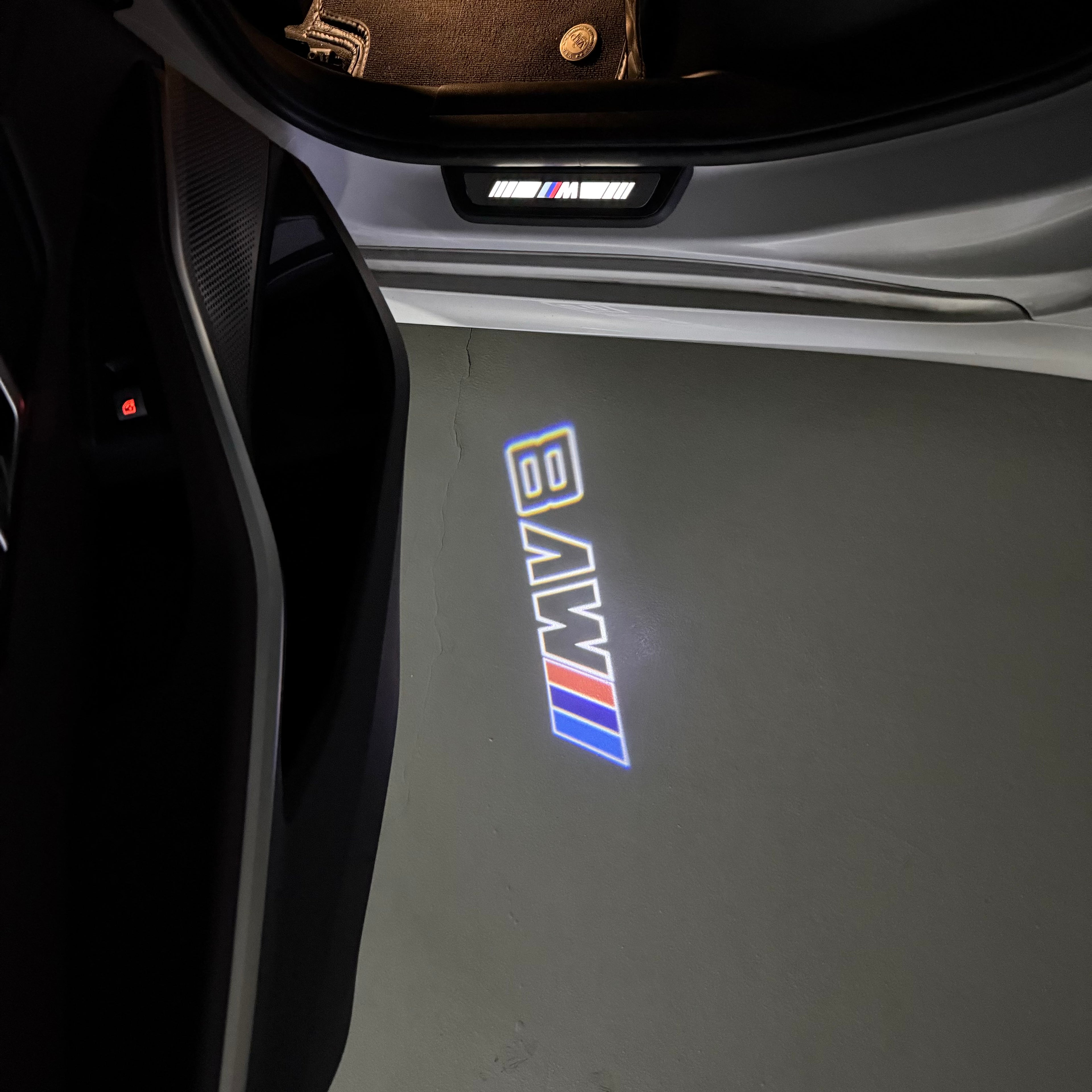 BMW M3 LOGO PROJECTOR LIGHTS Nr.24 (الكمية 1 = 1 مجموعة / 2 أضواء باب)
