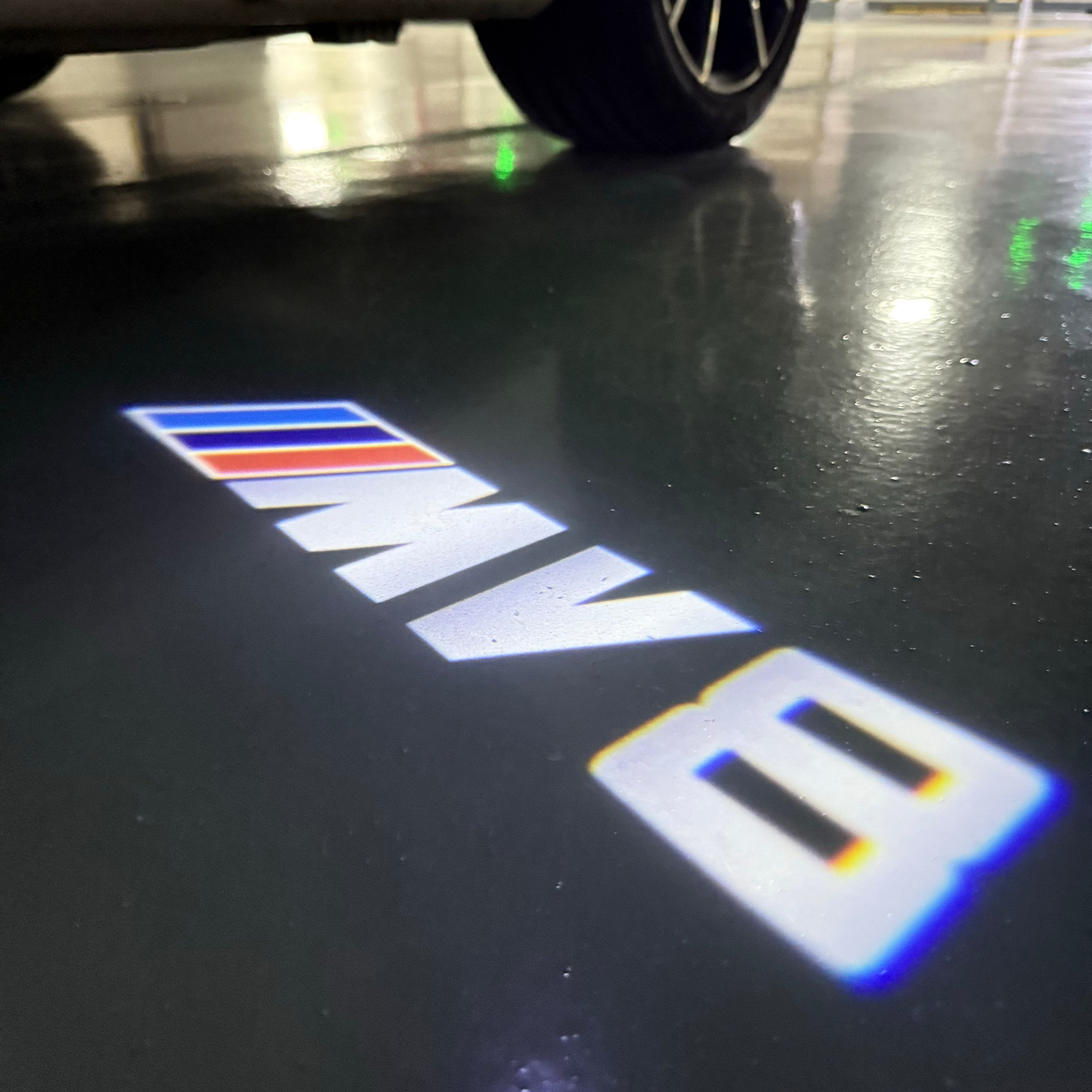 BMW M3 LOGO PROJECTOR LIGHTS Nr.24 (الكمية 1 = 1 مجموعة / 2 أضواء باب)
