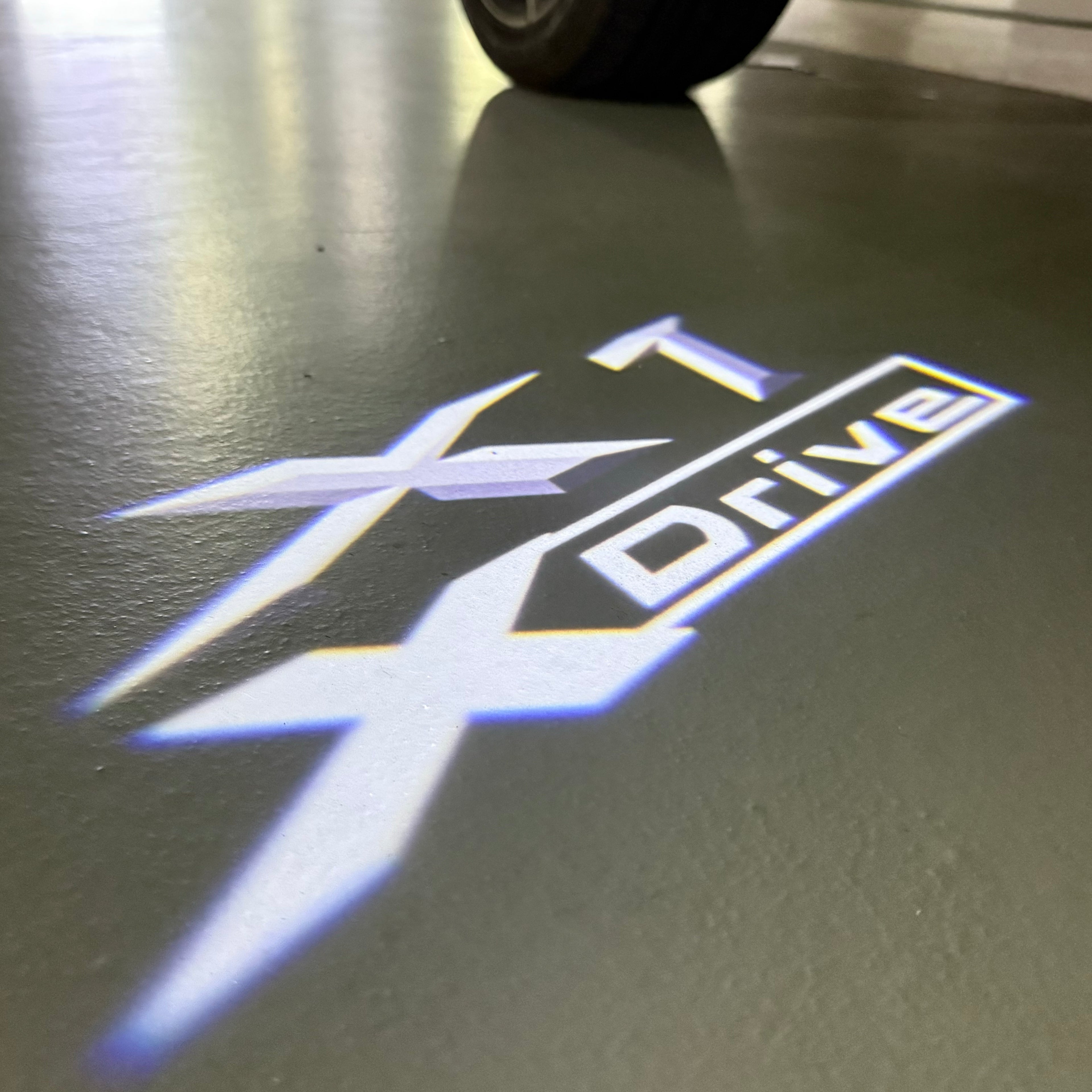 BMW M3 LOGO PROJECTOR LIGHTS Nr.24 (الكمية 1 = 1 مجموعة / 2 أضواء باب)