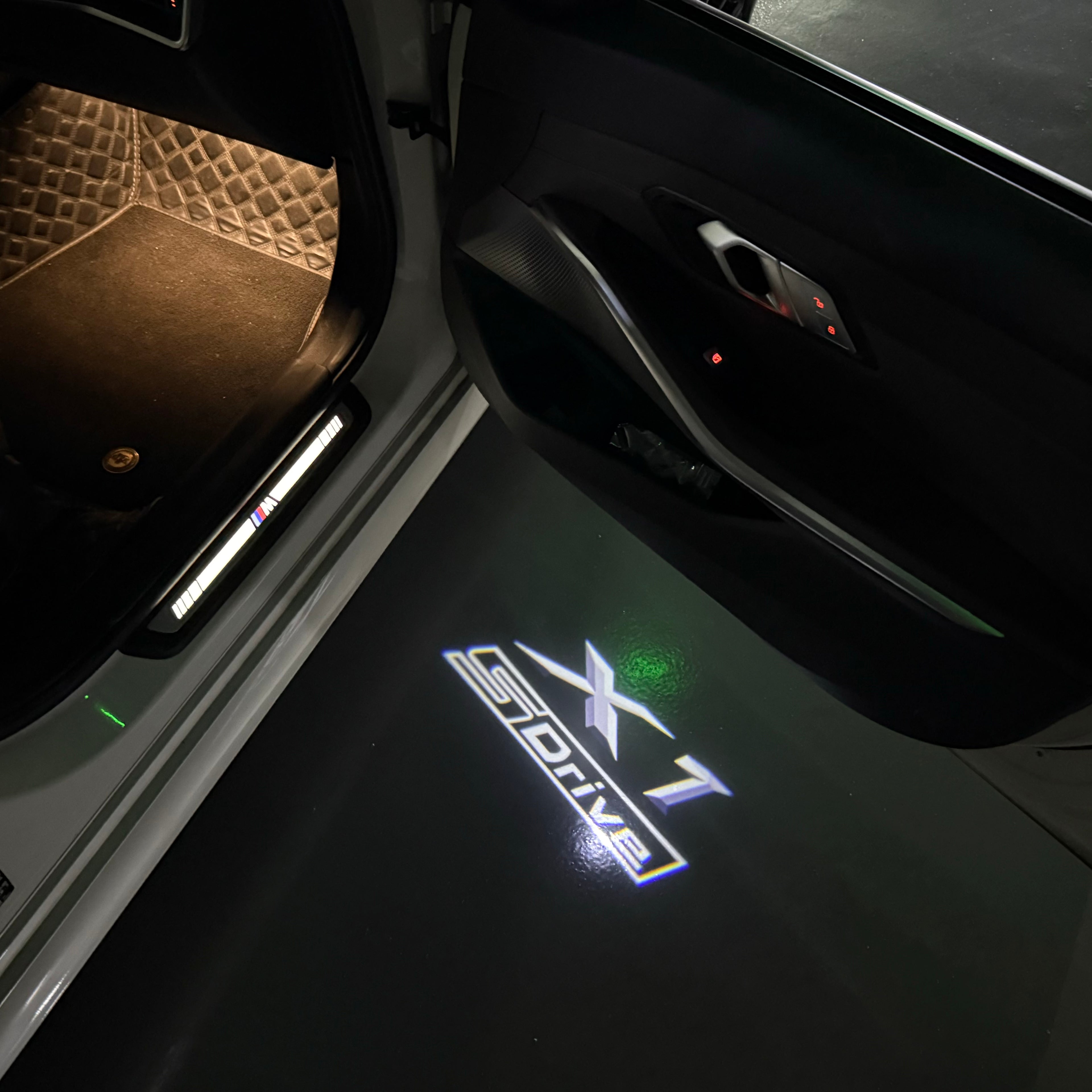 BMW M3 LOGO PROJECTOR LIGHTS Nr.24 (الكمية 1 = 1 مجموعة / 2 أضواء باب)